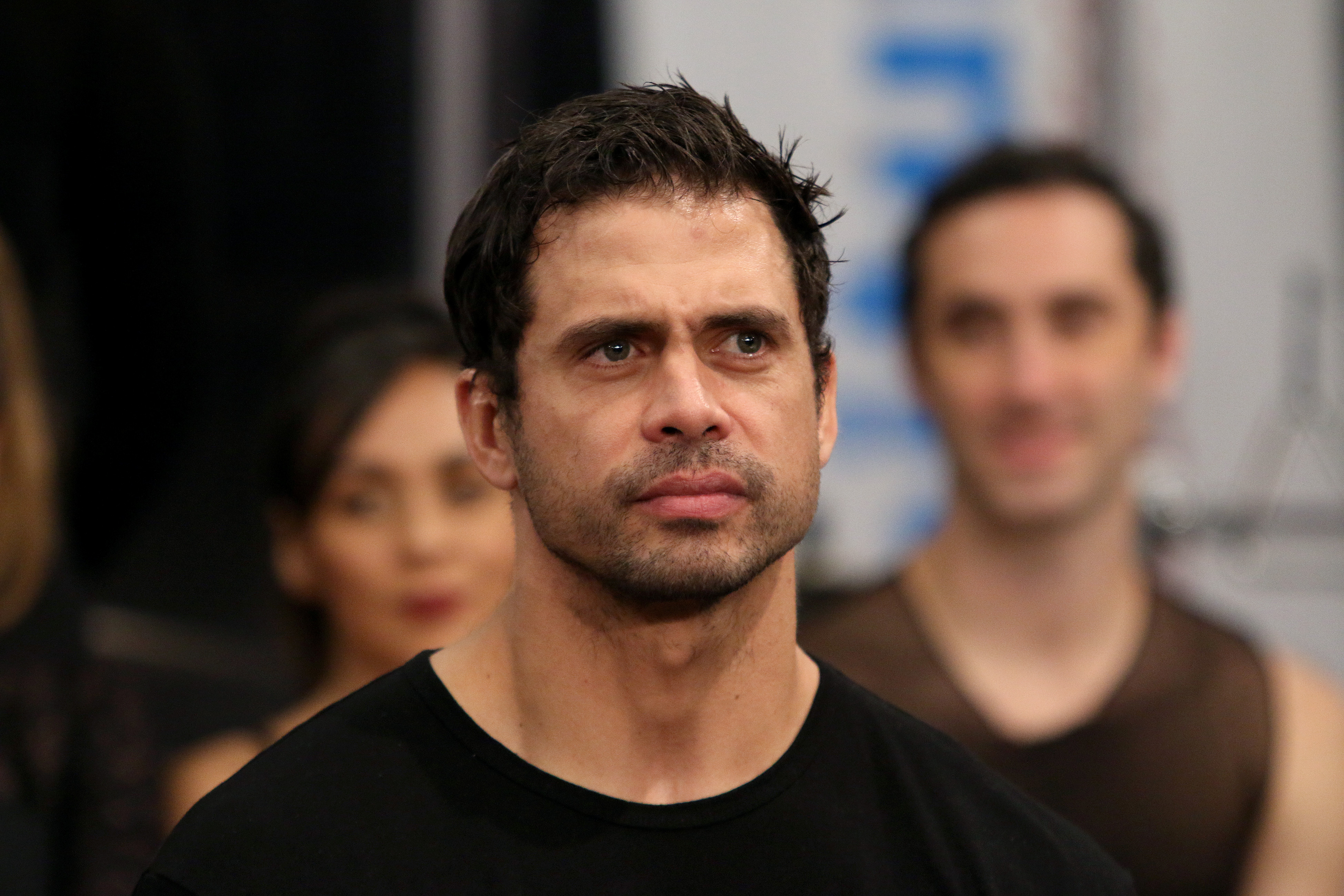 Pedro Moreno observa durante una conferencia de prensa después del ensayo de "Chicago" en el Teatro Telcel el 18 de septiembre de 2019 en la Ciudad de México, México. | Fuente: Getty Images