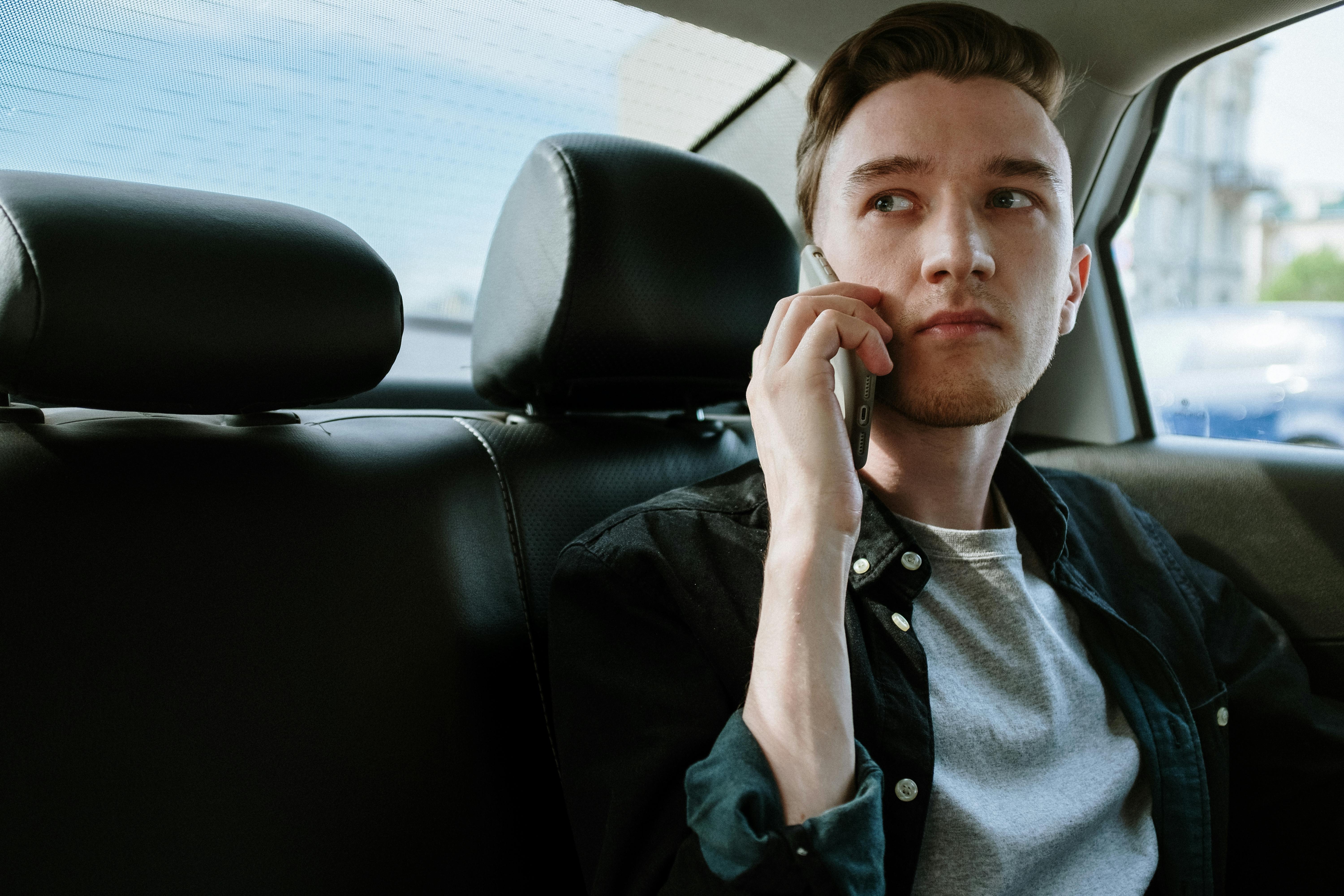 Hombre hablando por teléfono en un vehículo | Foto: Pexels