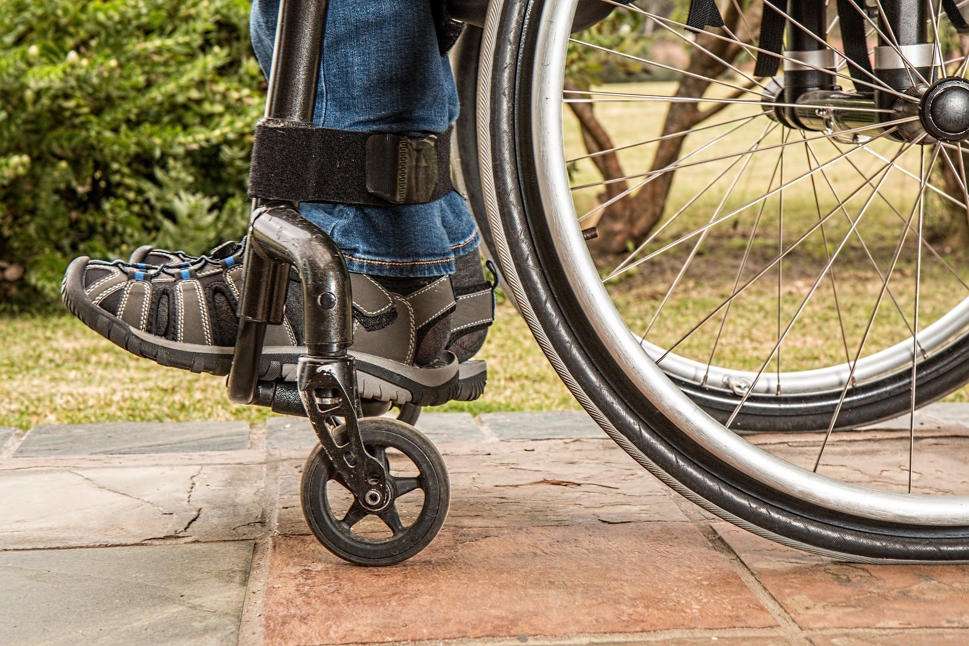 Piernas de hombre discapacitado en silla de ruedas. Fuente: Pixabay