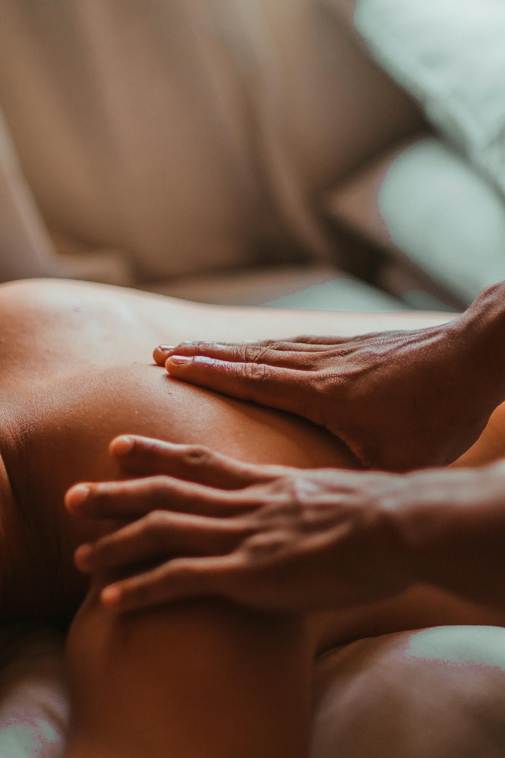 Una persona recibiendo un masaje | Fuente: Pexels