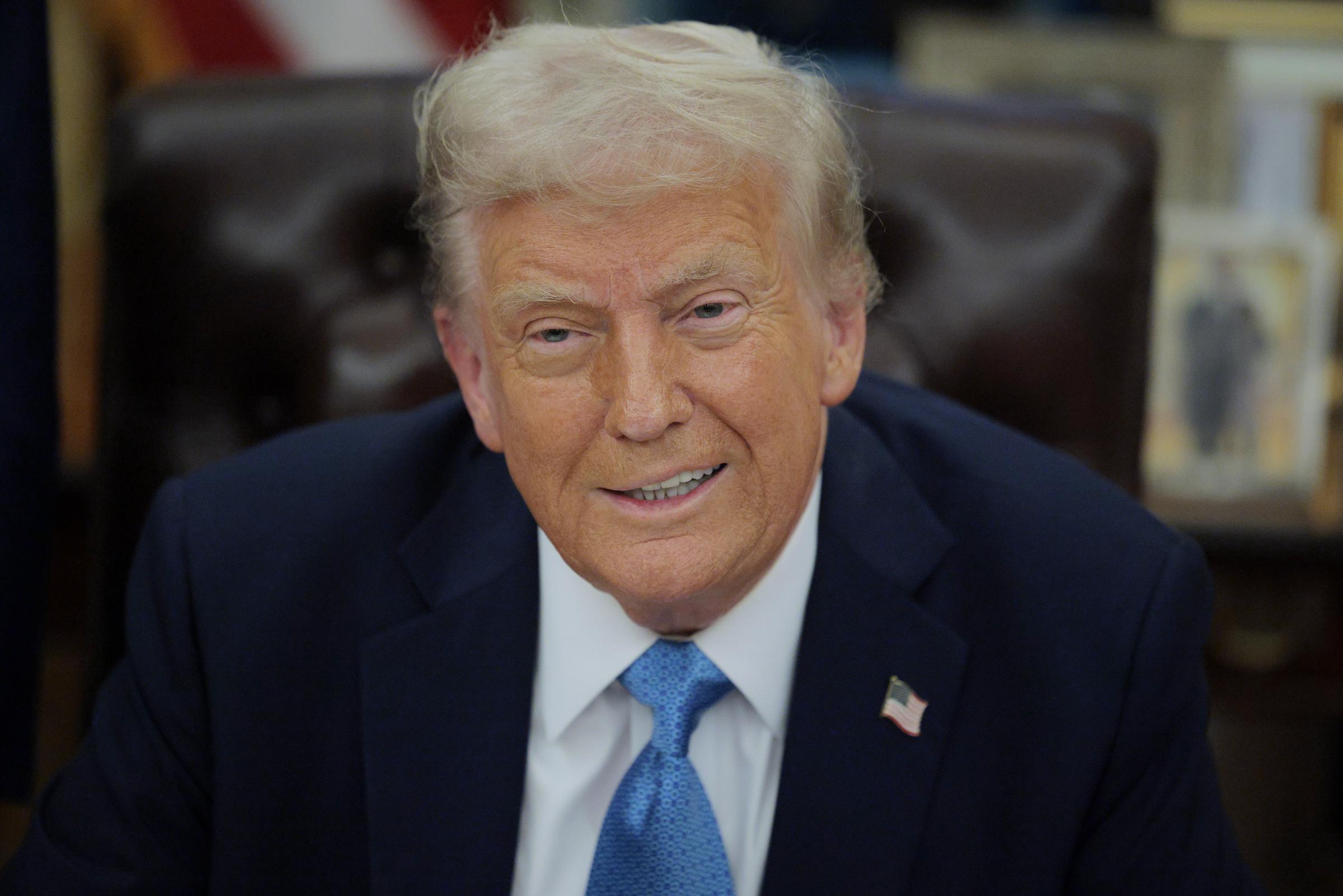 Donald Trump hablando a los periodistas. | Fuente: Getty Images