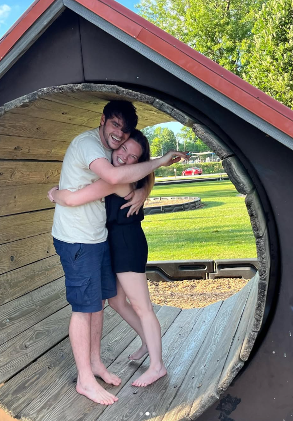 RJ Mitte comparte un momento feliz con Kennedy Suárez, a quien le pidió matrimonio en octubre de 2025 tras cinco años de relación. La pareja anunció su compromiso durante un acto benéfico a favor de United Cerebral Palsy de San Diego. | Fuente: Instagram/rjmitte