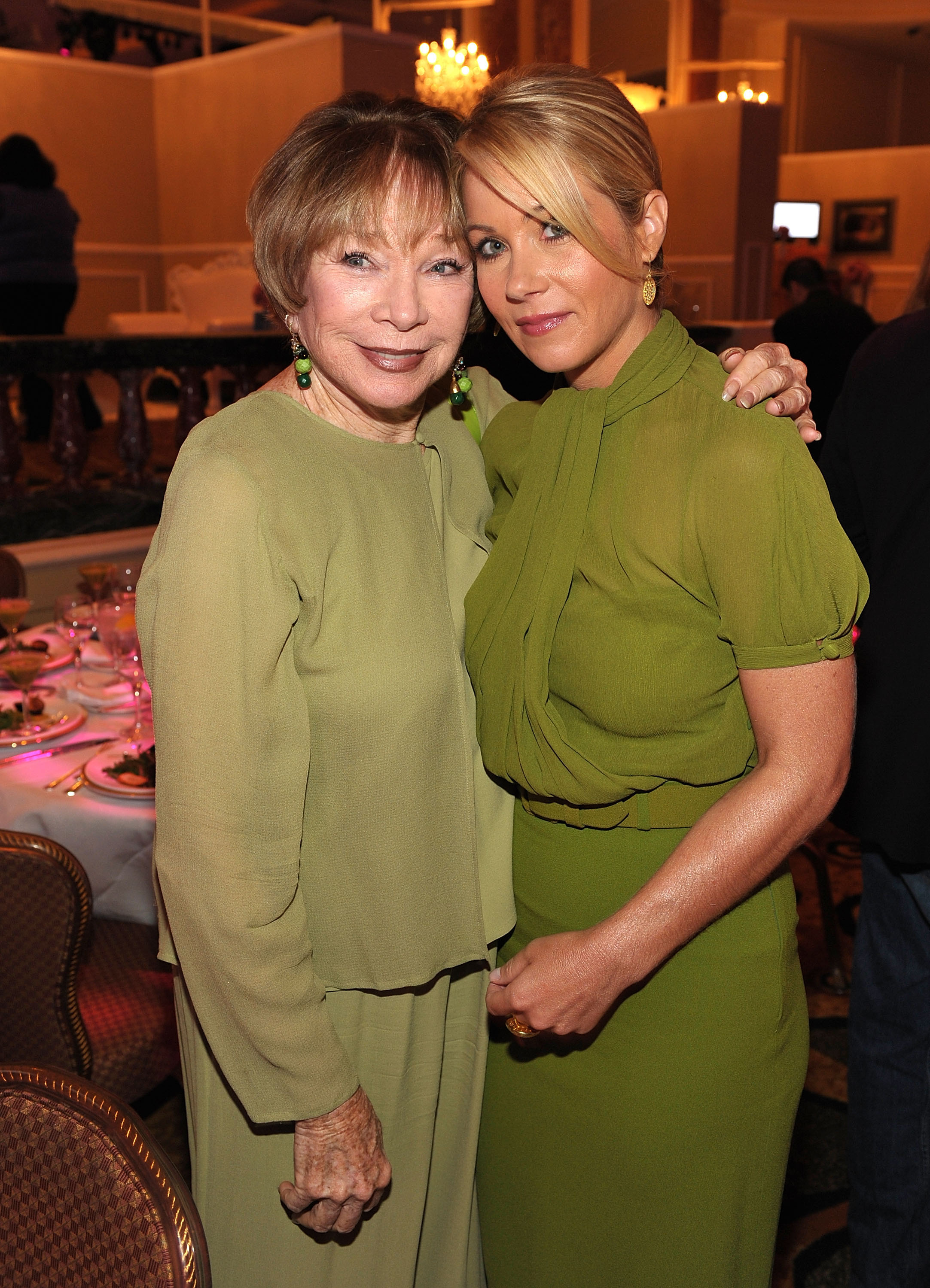 Shirley MacLaine y Christina Applegate asisten al 1er Almuerzo Anual del Poder de las Mujeres de Variety en Beverly Hills, California, el 24 de septiembre de 2009 | Fuente: Getty Images