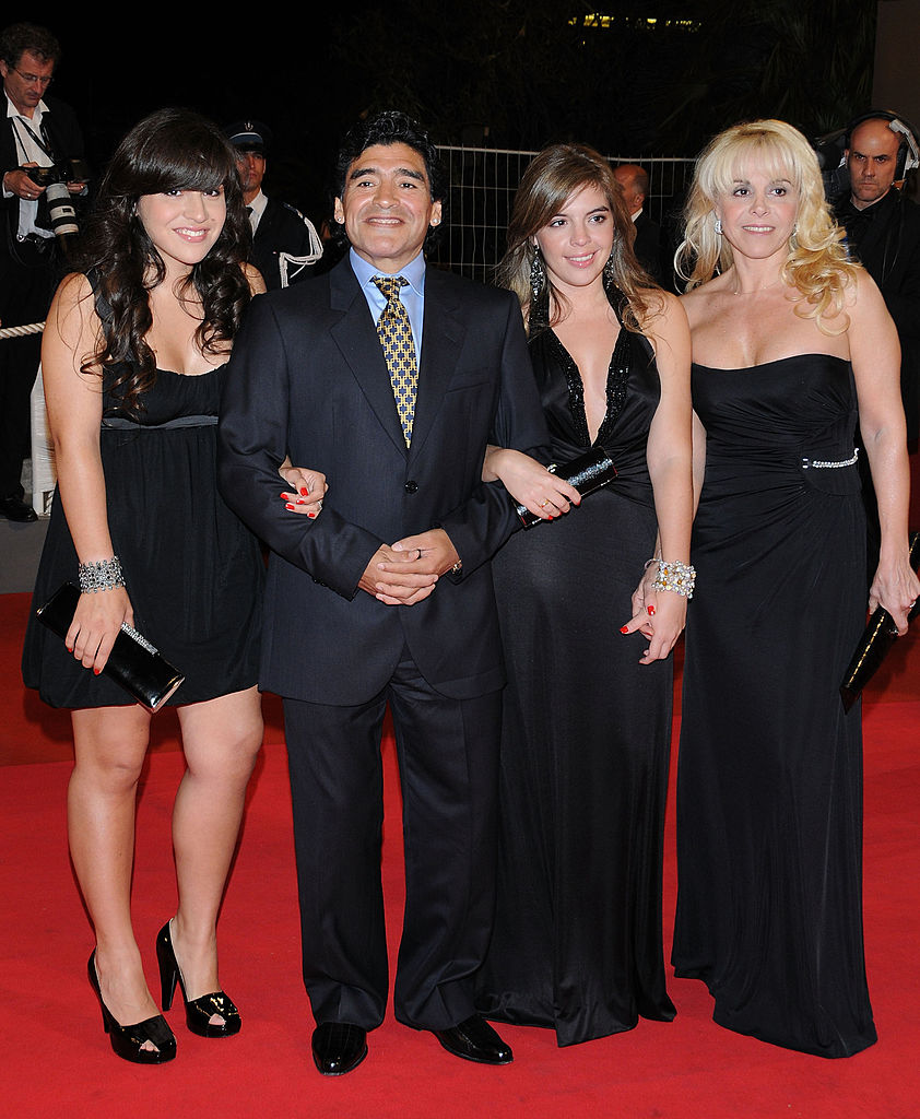 Diego Armando Maradona, junto a su exesposa Claudia Villafañe y sus hijas Dalma Nerea y Giannina Dinorah, asiste al estreno de la película "Maradona" en el Palais des Festivals durante la 61ª edición del Festival Internacional de Cine de Cannes, el 20 de mayo de 2008 en Cannes, Francia. | Fuente: Getty Images