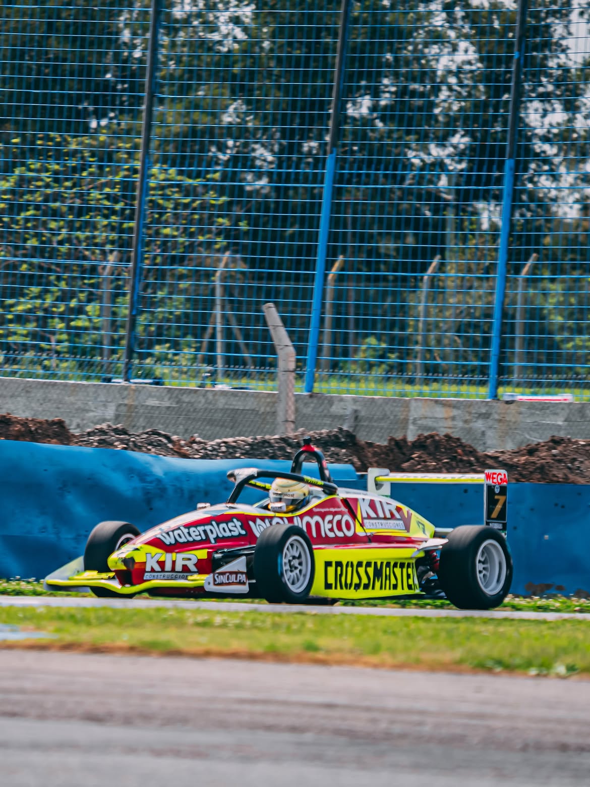 Malek El Bacha compartió fotos celebrando su triunfo como piloto de la Fórmula 3 Metropolitana en una competencia disputada en la ciudad de Rosario, provincia de Santa Fe | Fuente: Instagram/elbacha._