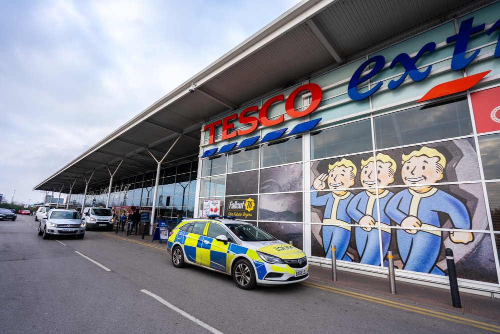 Supermercado Tesco con móvil policial estacionado en la puerta. | Foto: Shutterstock