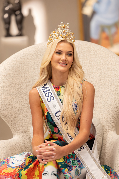 La Miss Universo 2024, Victoria Kjær Theilvig, posa en el Gary Nader Art Centre el 21 de noviembre de 2024 en Miami, Florida | Fuente: Getty Images