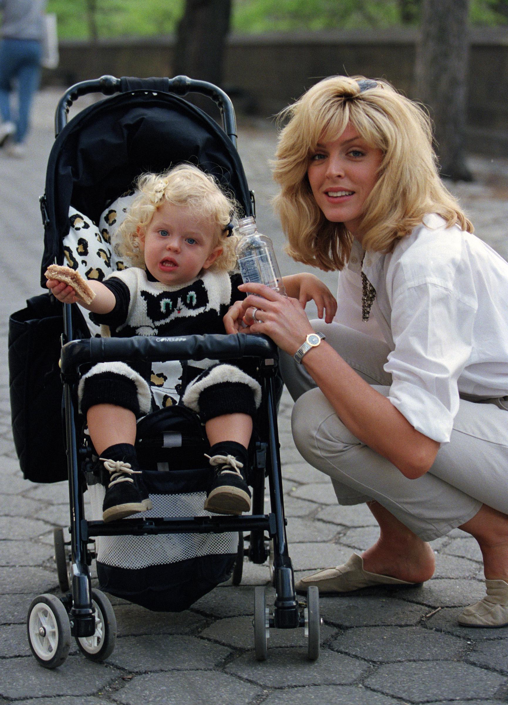 Marla Maples fotografiada con su hija tras un paseo por Central Park, Nueva York, en 1995 | Fuente: Getty Images