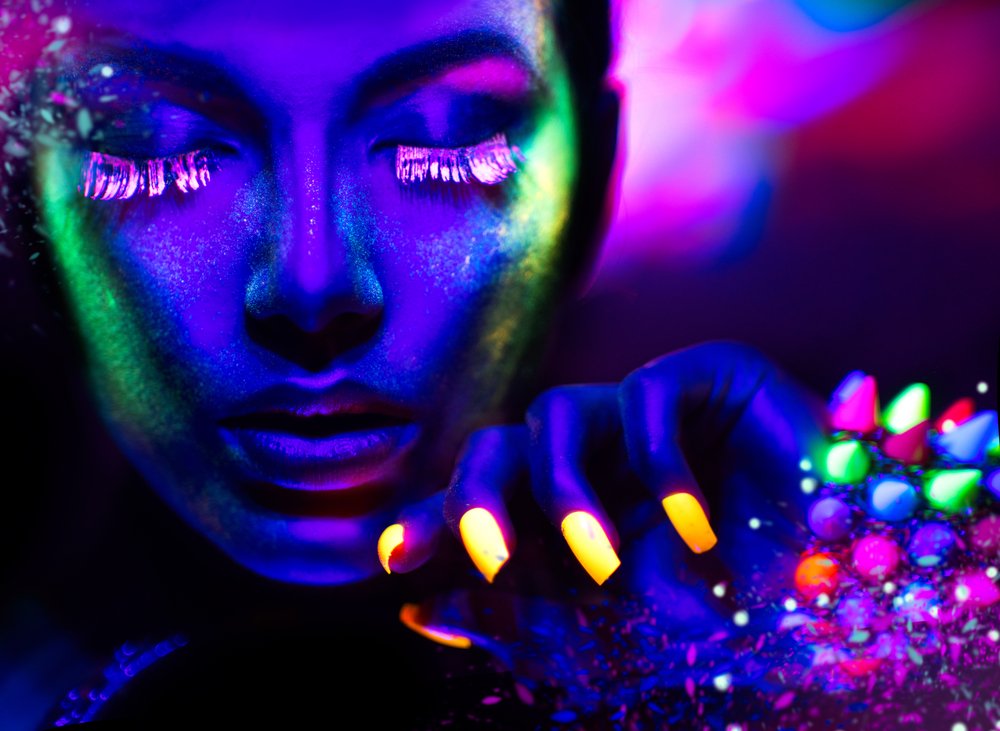 Retrato de modelo con maquillaje y uñas fluorescentes. | Foto: Shutterstock