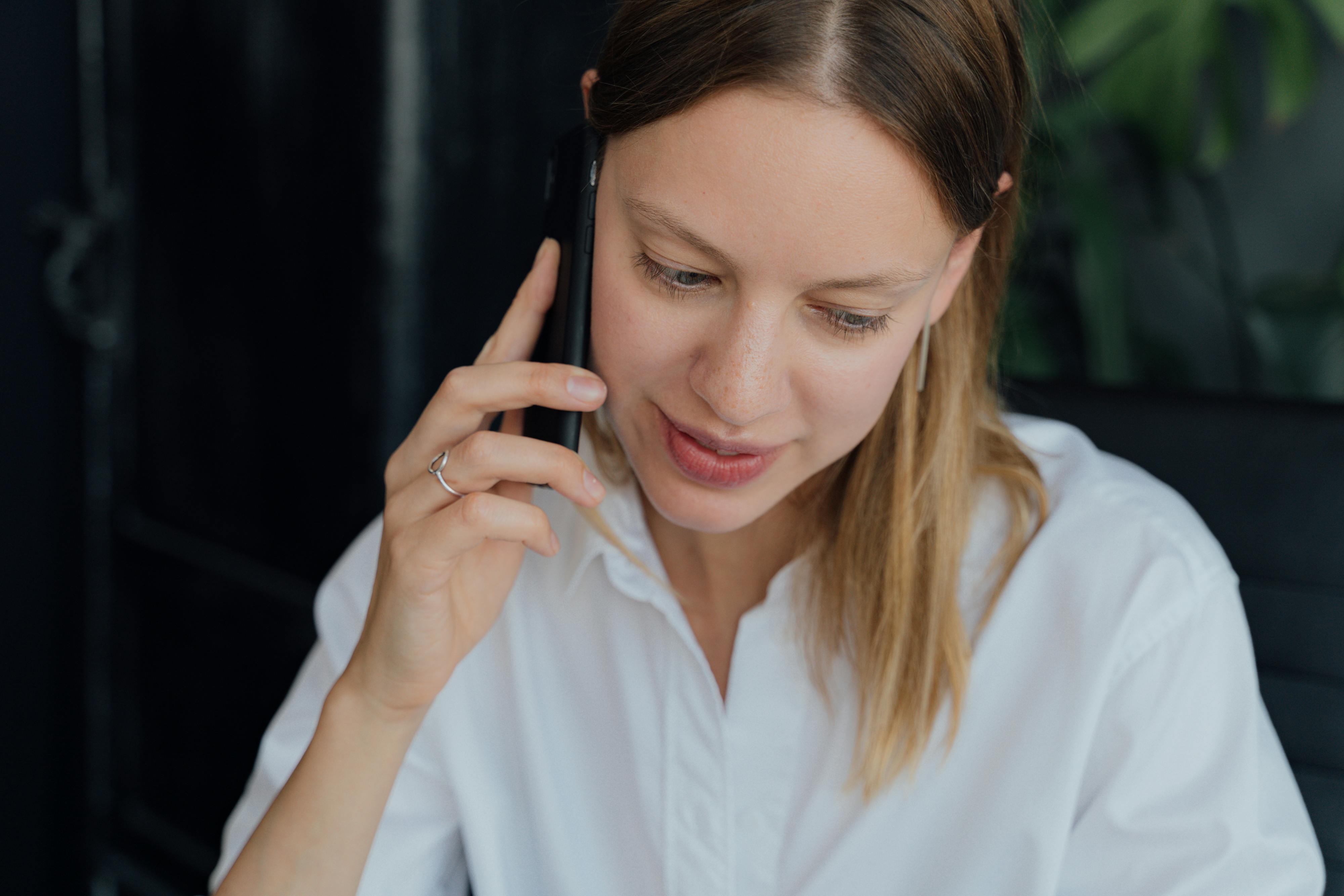 Una mujer en una llamada telefónica | Fuente: Pexels