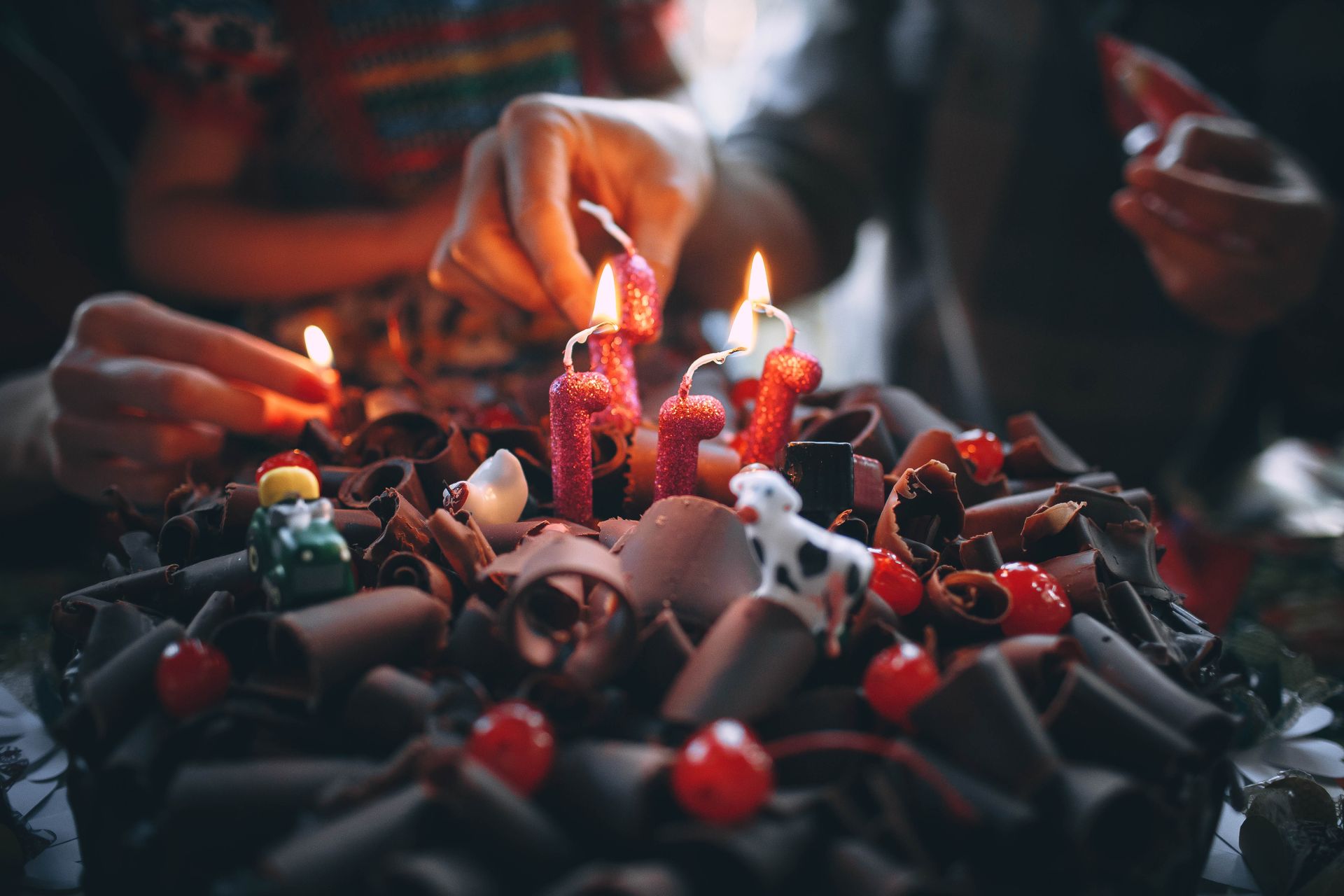 Una persona encendiendo velas | Fuente: Pexels