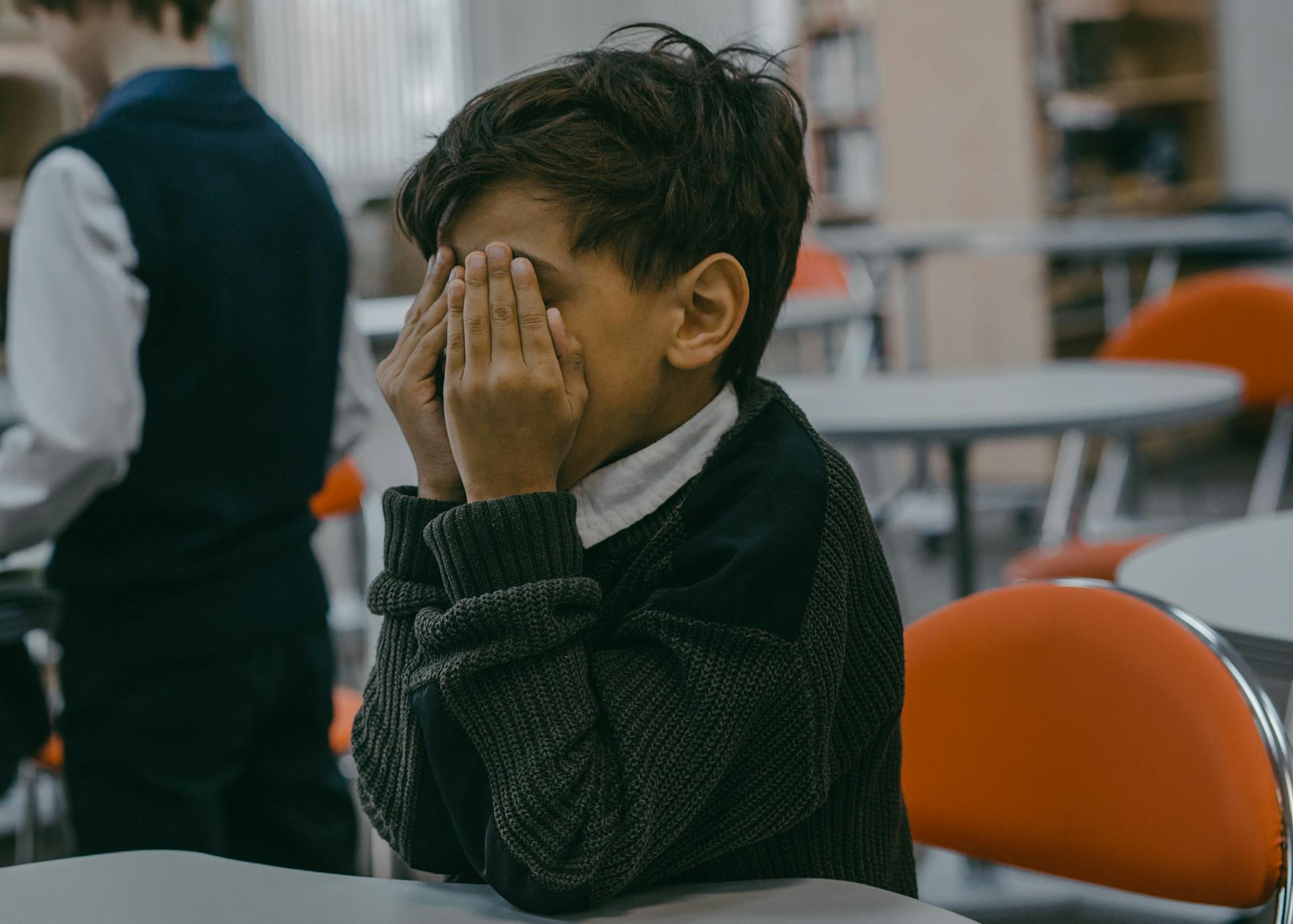 Un niño sentado en una clase | Fuente: Pexels