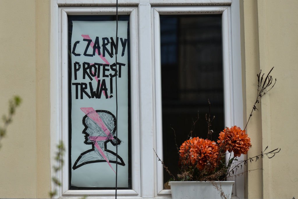 Un cartel de protesta en una ventana de Cracovia, Polonia. | Foto: Getty Images
