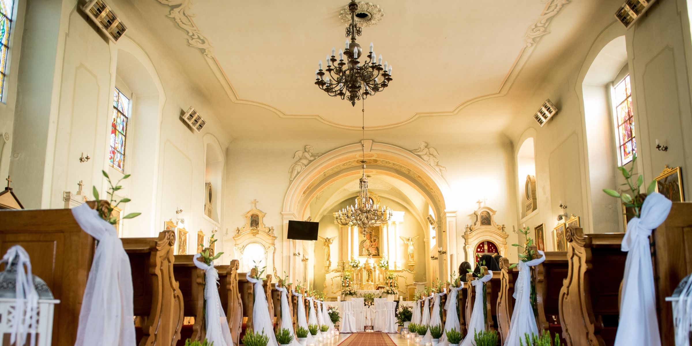 La navata di una chiesa addobbata per un matrimonio | Fonte: Shutterstock