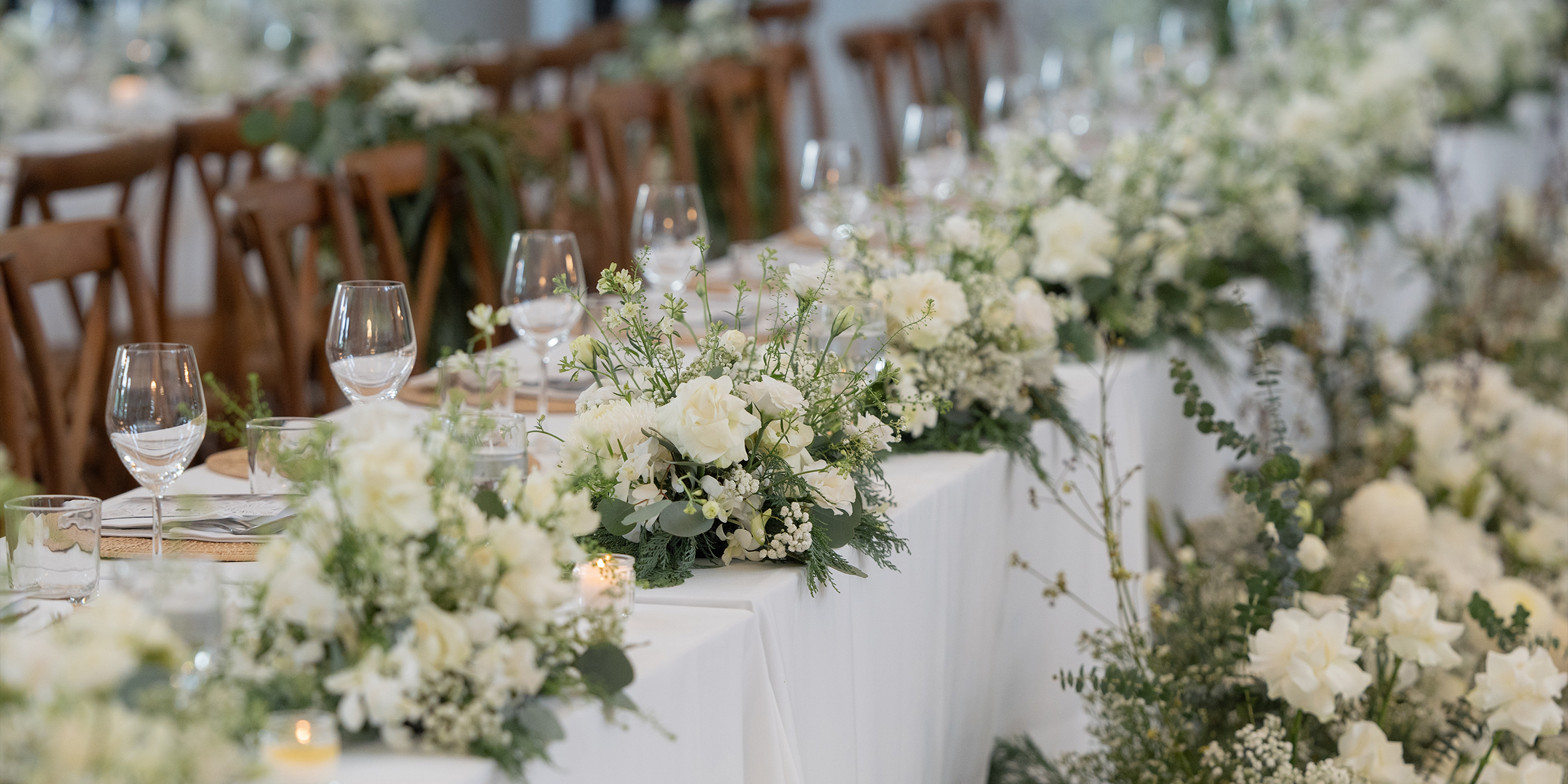 Mesa puesta para la cena de boda | Fuente: AmoMama