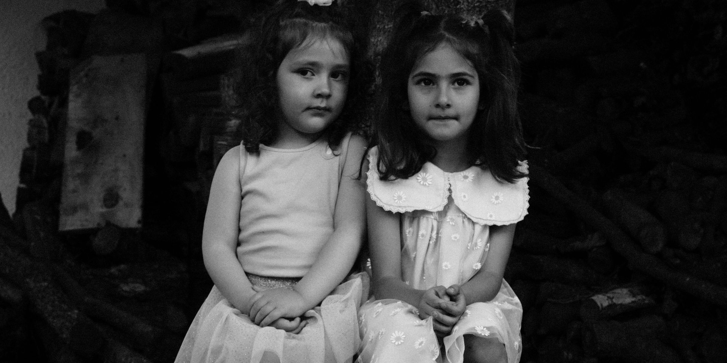 Dos hermanas sentadas juntas | Fuente: Pexels