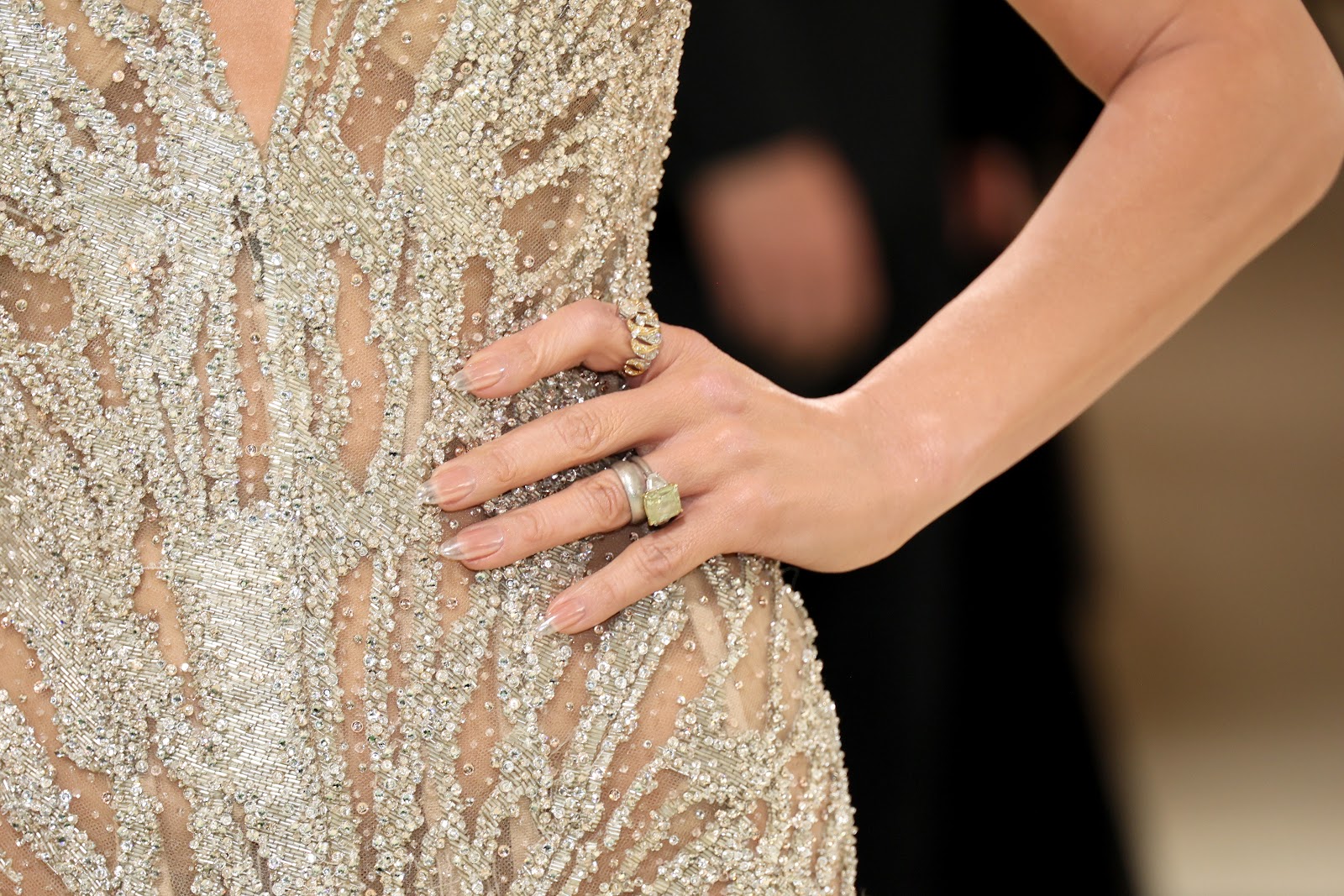 Jennifer Lopez presume su anillo de compromiso mientras asiste a la Met Gala en celebración de Sleeping Beauties: Reawakening Fashion en la ciudad de Nueva York, el 6 de mayo de 2024 | Fuente: Getty Images