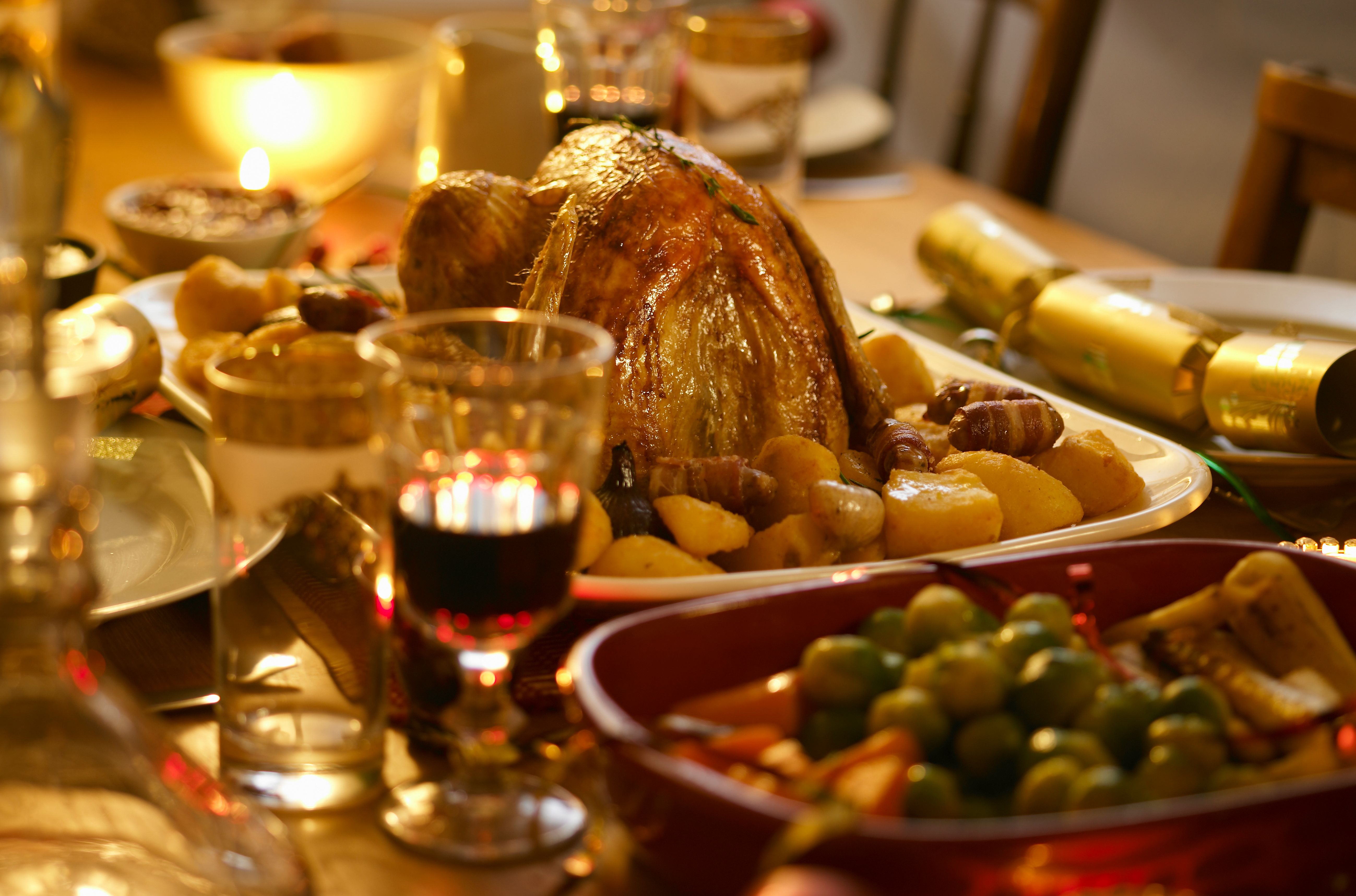 Pavo asado en una mesa | Foto: Getty Images