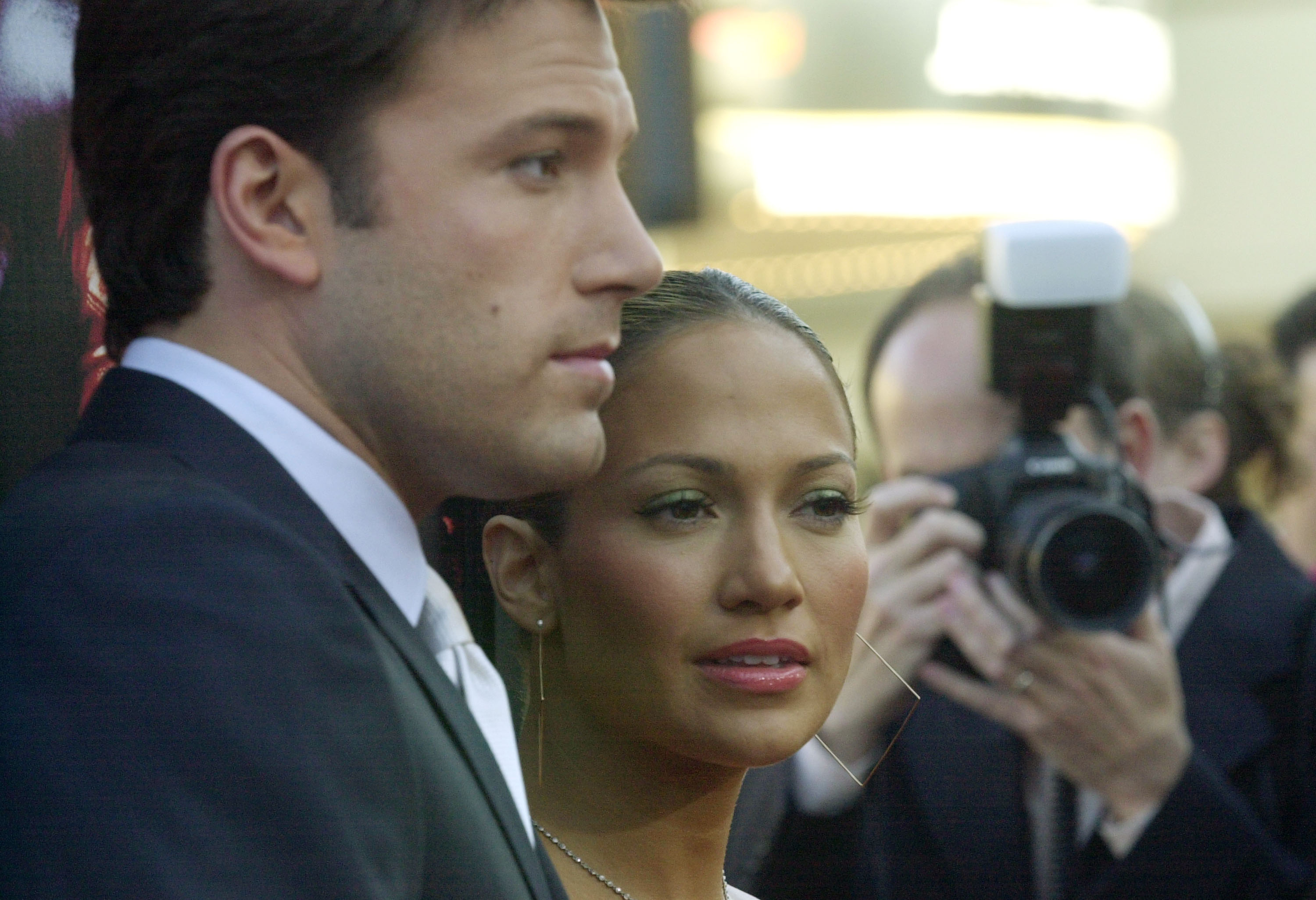 Jennifer Lopez y Ben Affleck durante el estreno de 'Daredevil' en el Mann Village Theatre en Westwood, California. | Foto: Getty Images