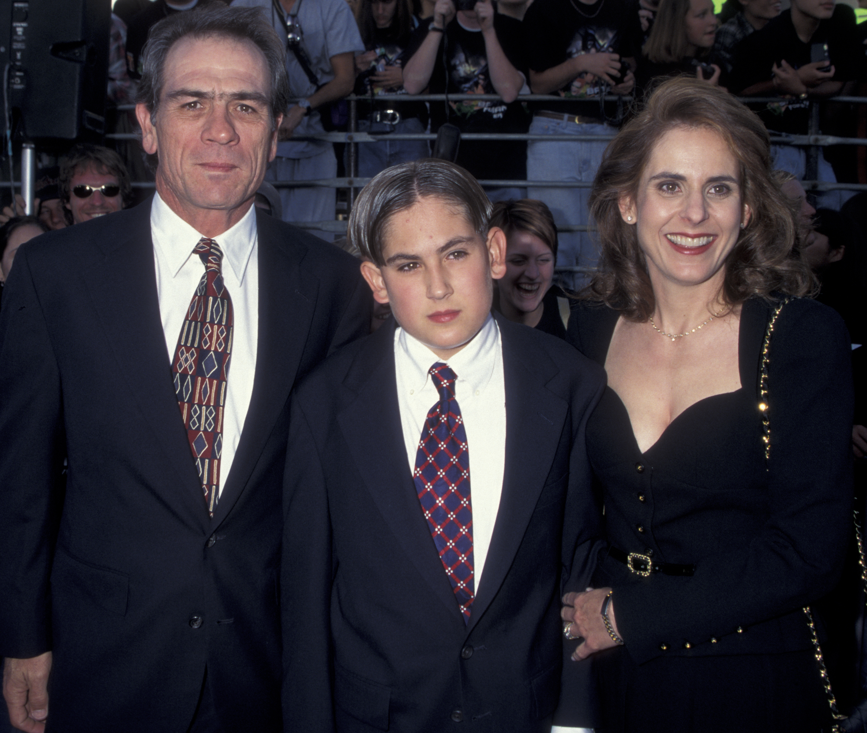 Tommy Lee Jones, su esposa Kimberlea Jones y su hijo Austin Jones en el estreno mundial de "Batman Forever" el 9 de junio de 1995, en Westwood, California. | Fuente: Getty Images