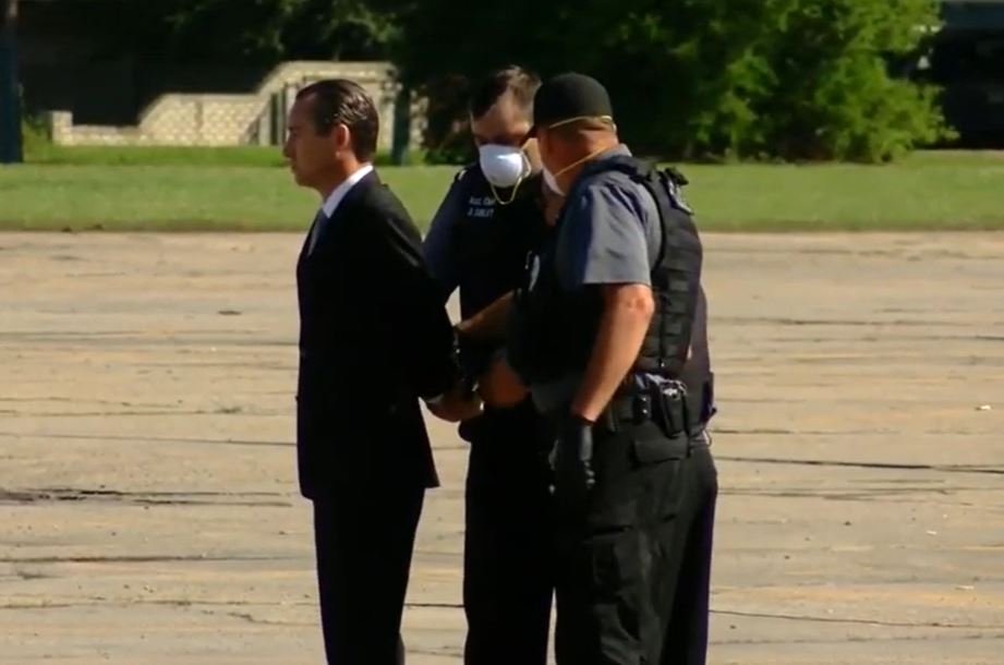 Tony Spell al momento de ser detenido. | Foto: Youtube/KATC