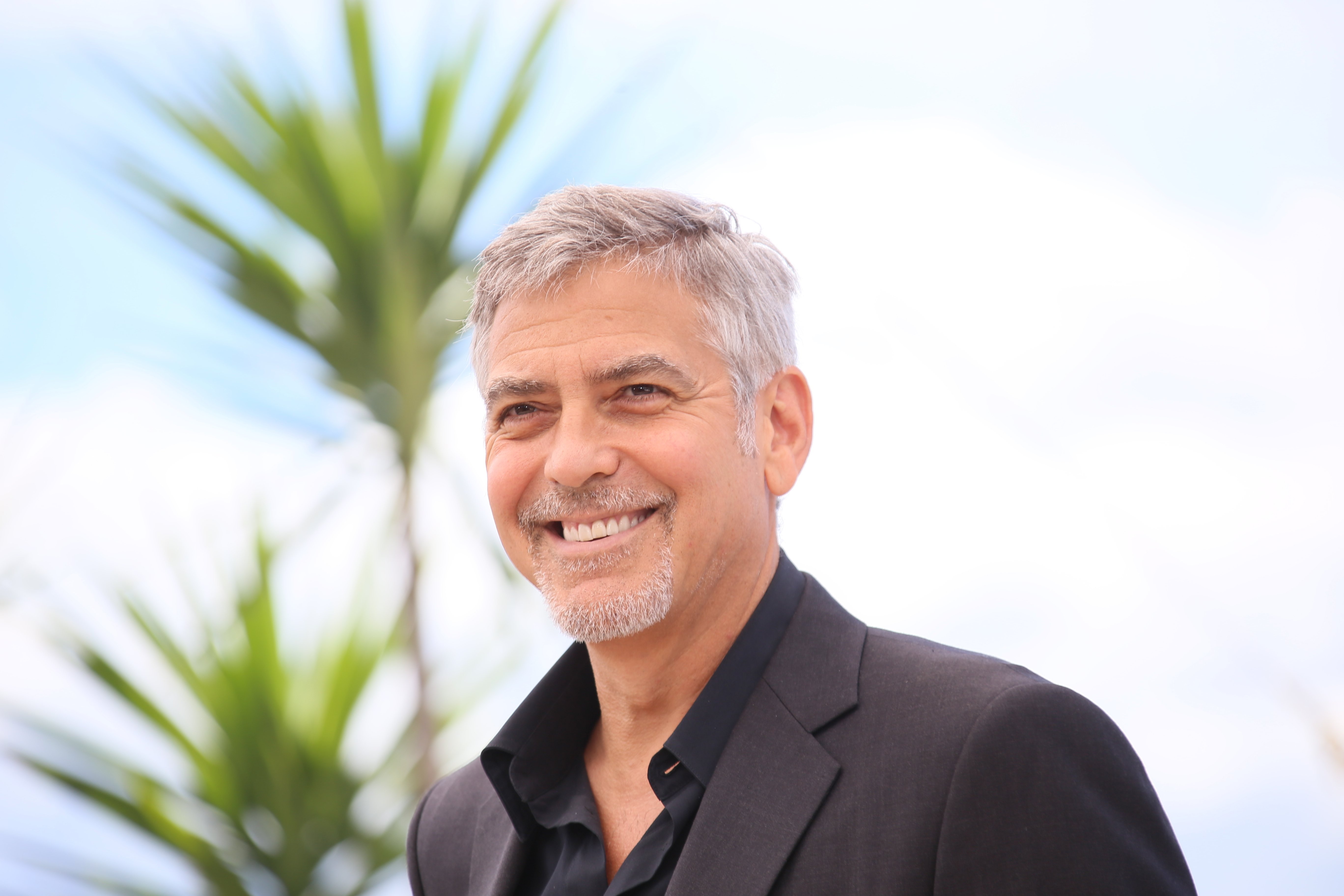 George Clooney asiste a la sesión de fotos del "Monstruo del dinero" durante el 69º Festival de cine de Cannes en el Palais des Festivals en 2016 en Cannes, Francia. Fuente: Shutterstock