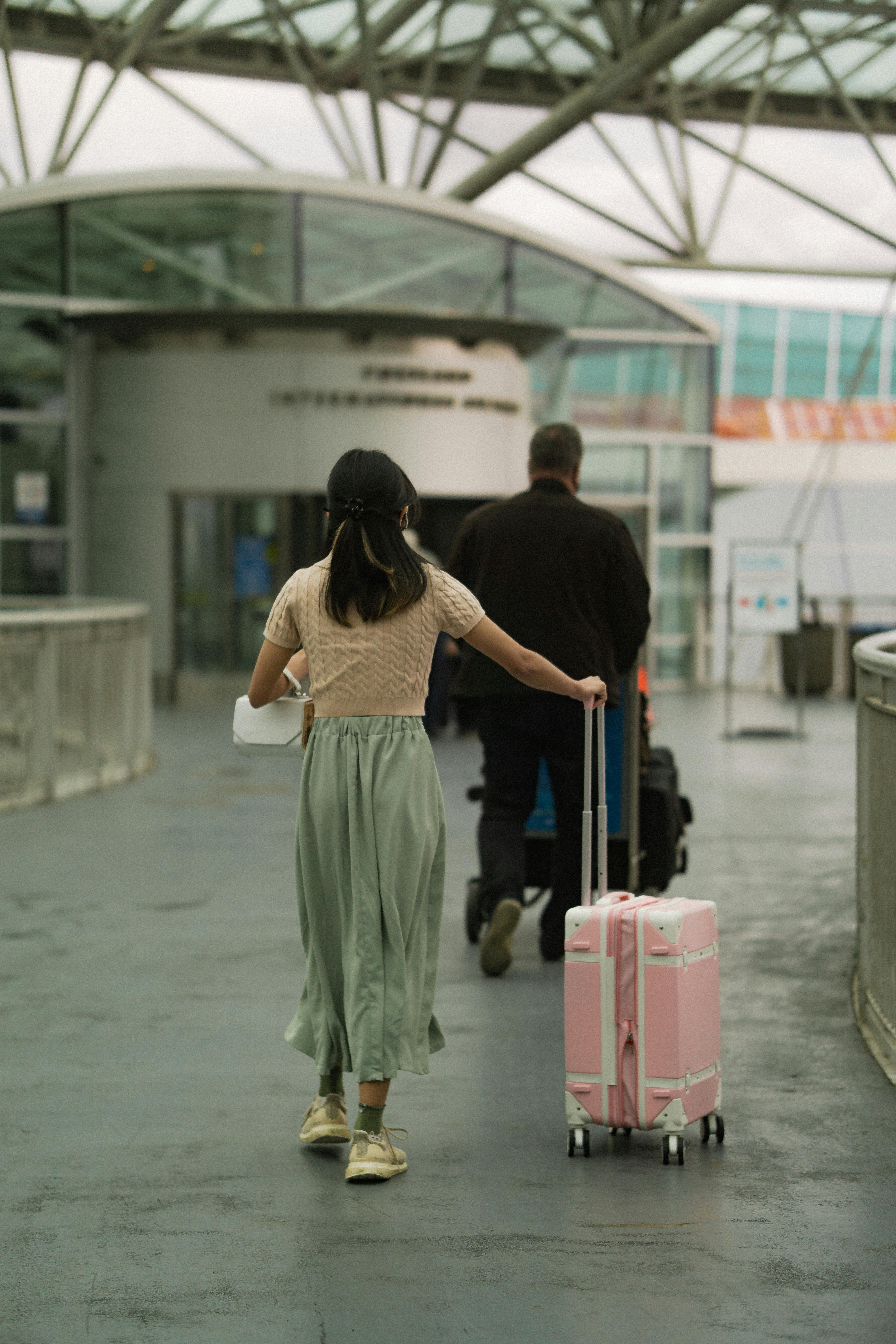 Una mujer en un aeropuerto | Fuente: Pexels