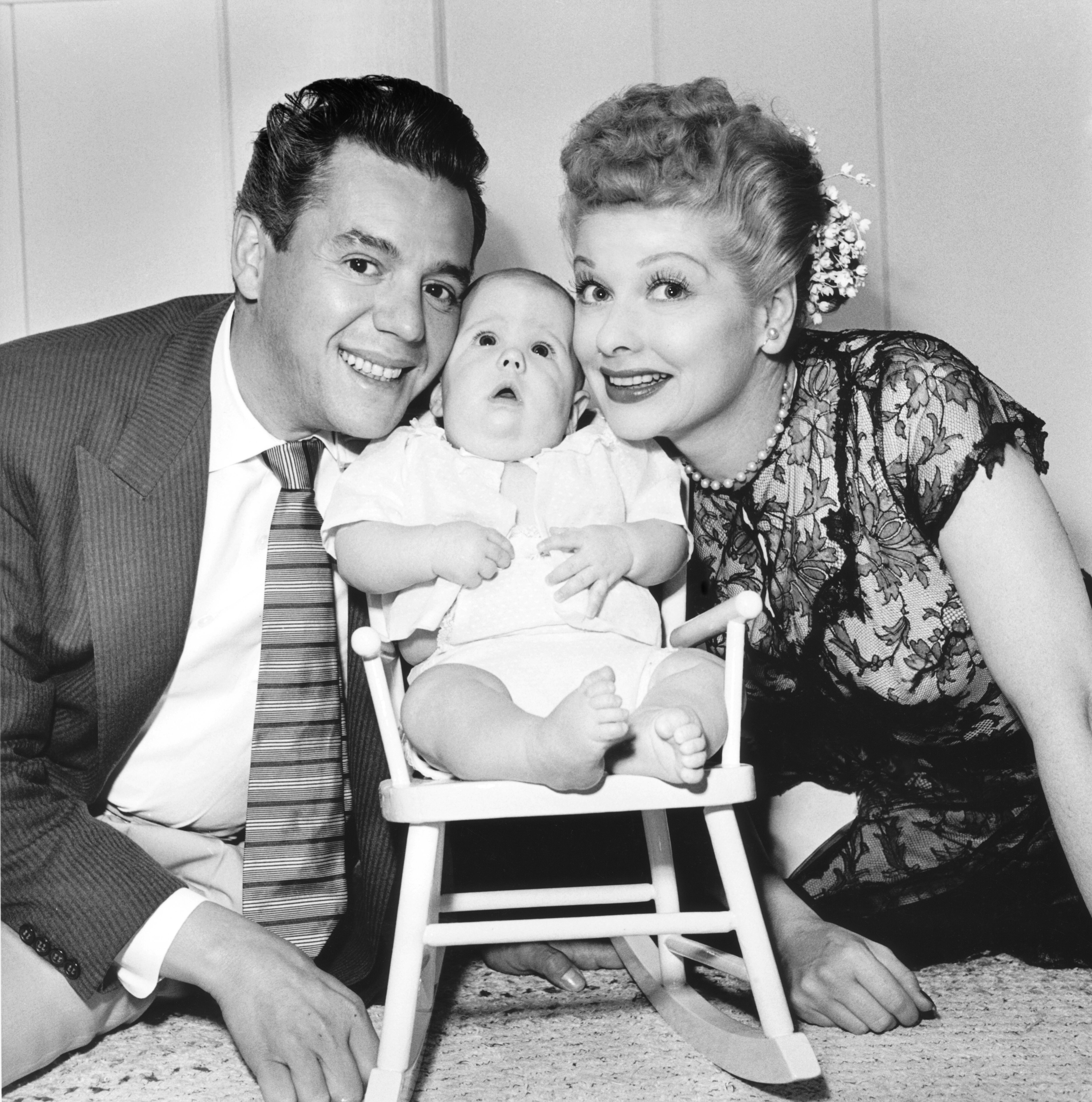 Desi Arnaz y Lucille Ball con su hijo Desi Arnaz Jr. | Foto: Getty Images