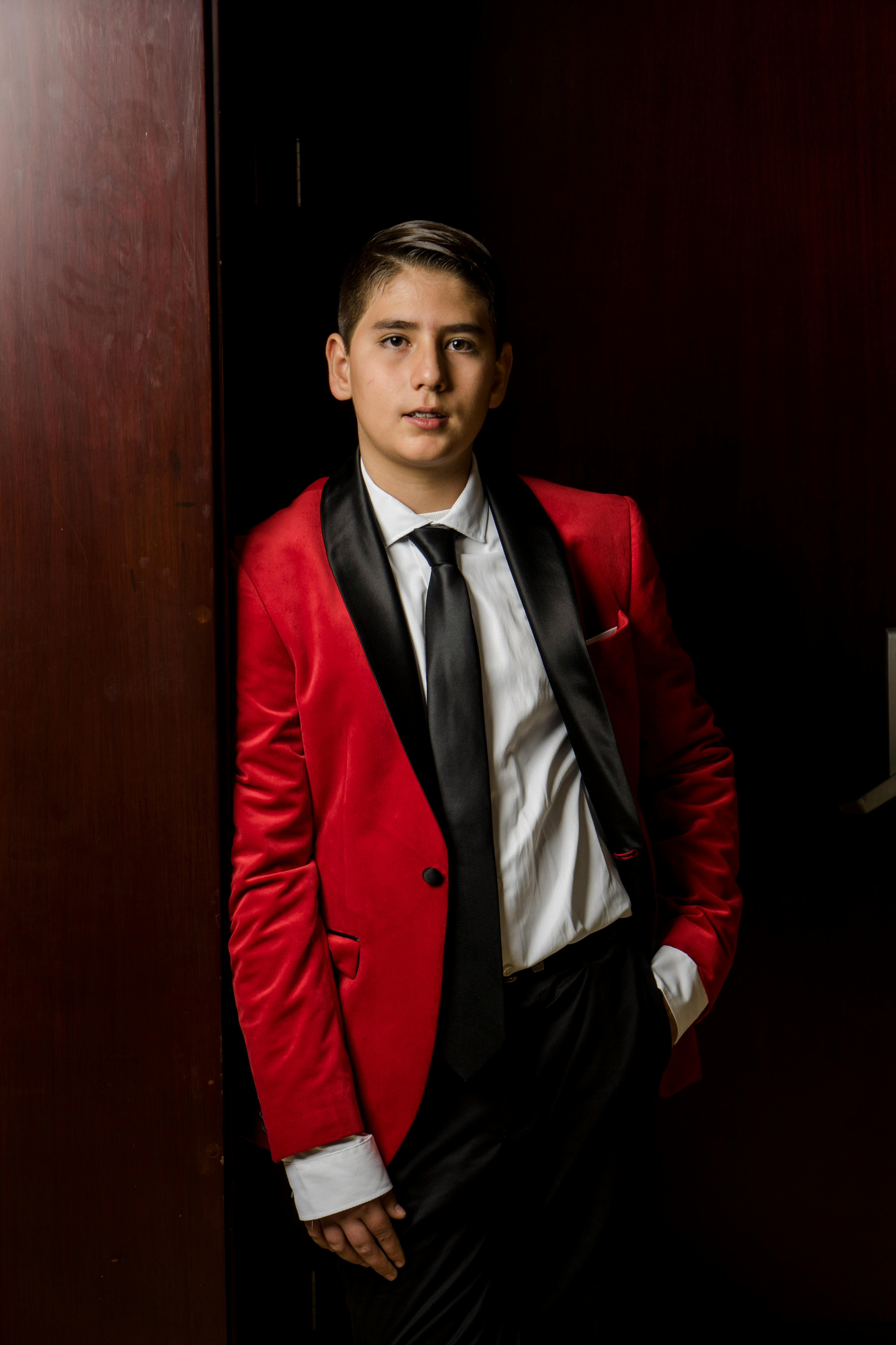 Chico con esmoquin rojo | Fuente: Pexels
