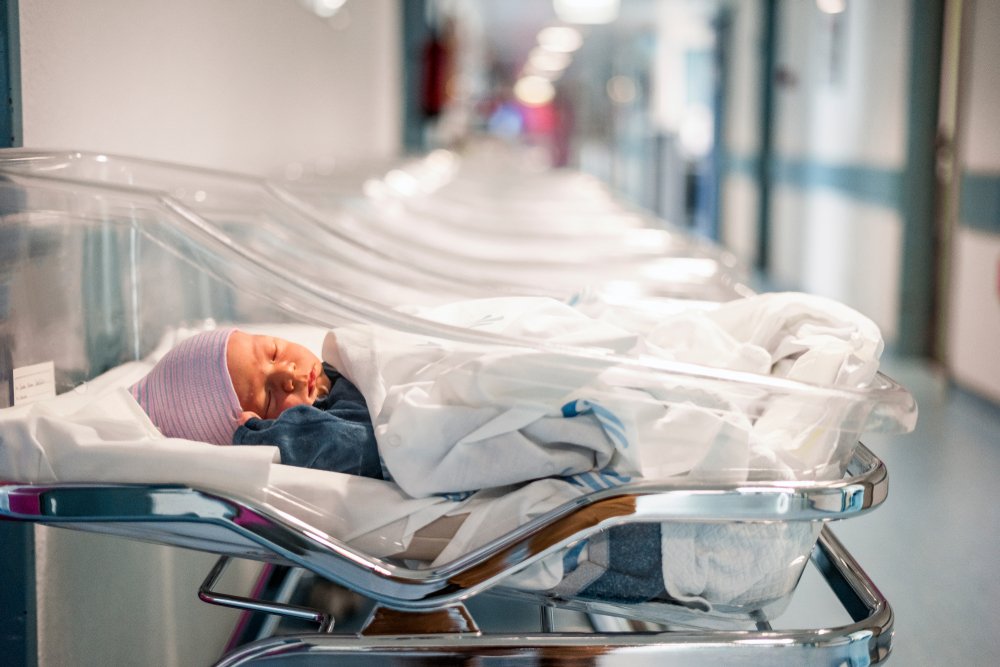 Recién nacido en cuna de hospital. | Foto: Shutterstock