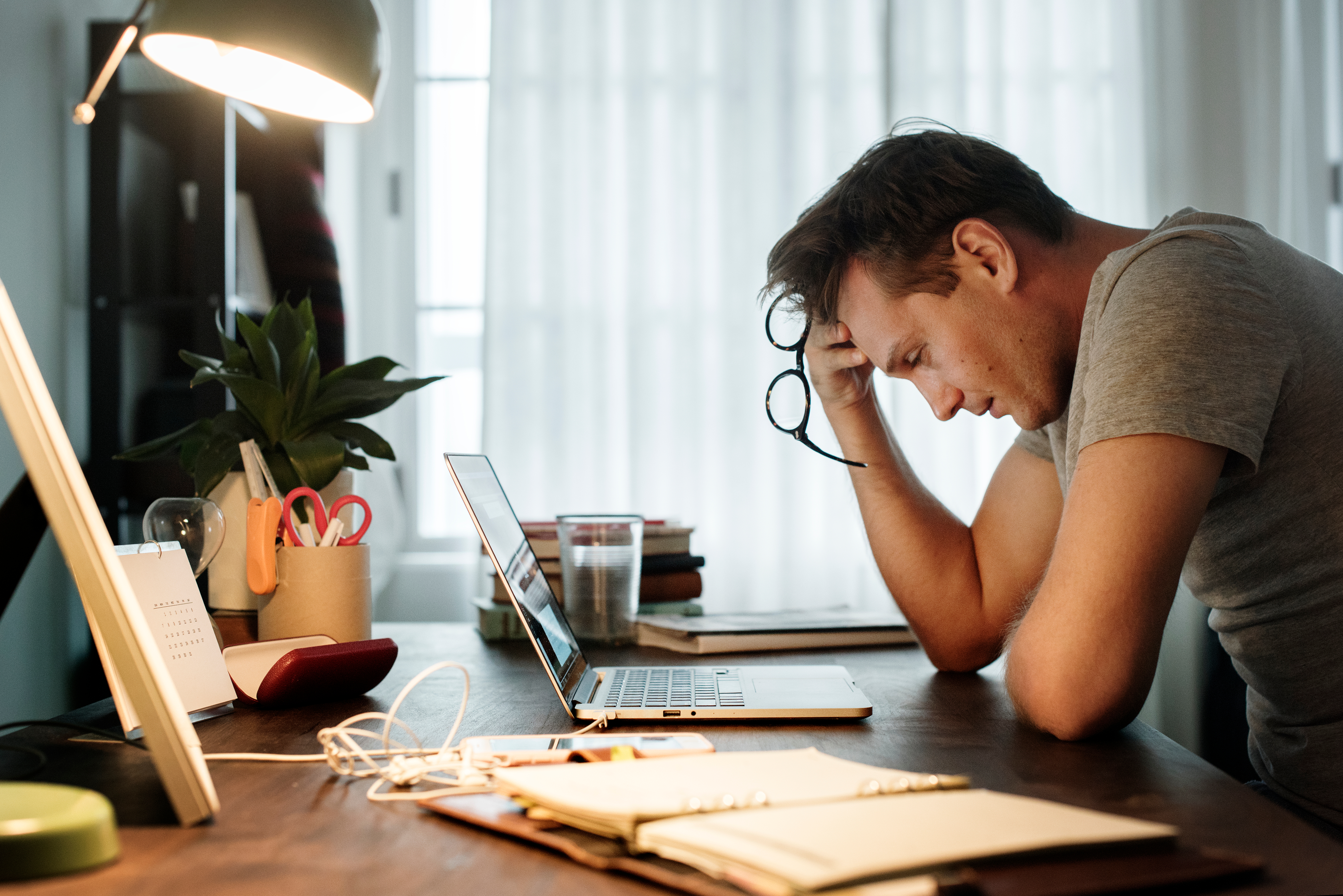Hombre estresado | Fuente: Shutterstock