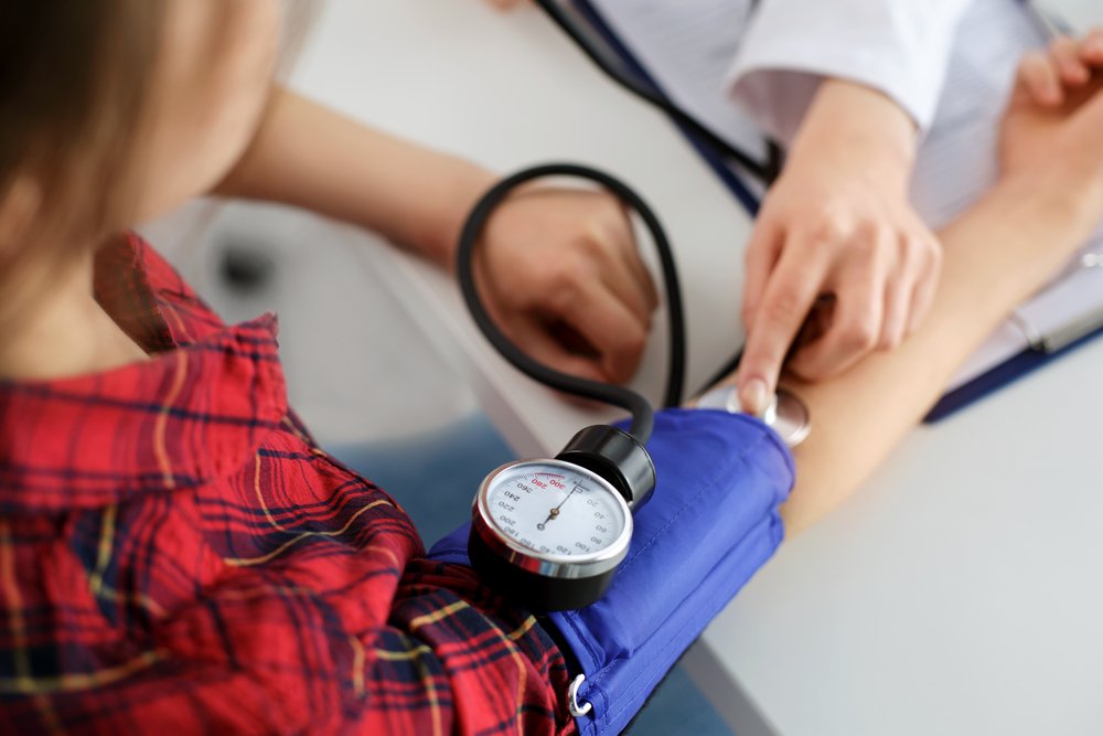 Médico tomando la presión arterial a un paciente.| Fuente: Shutterstock
