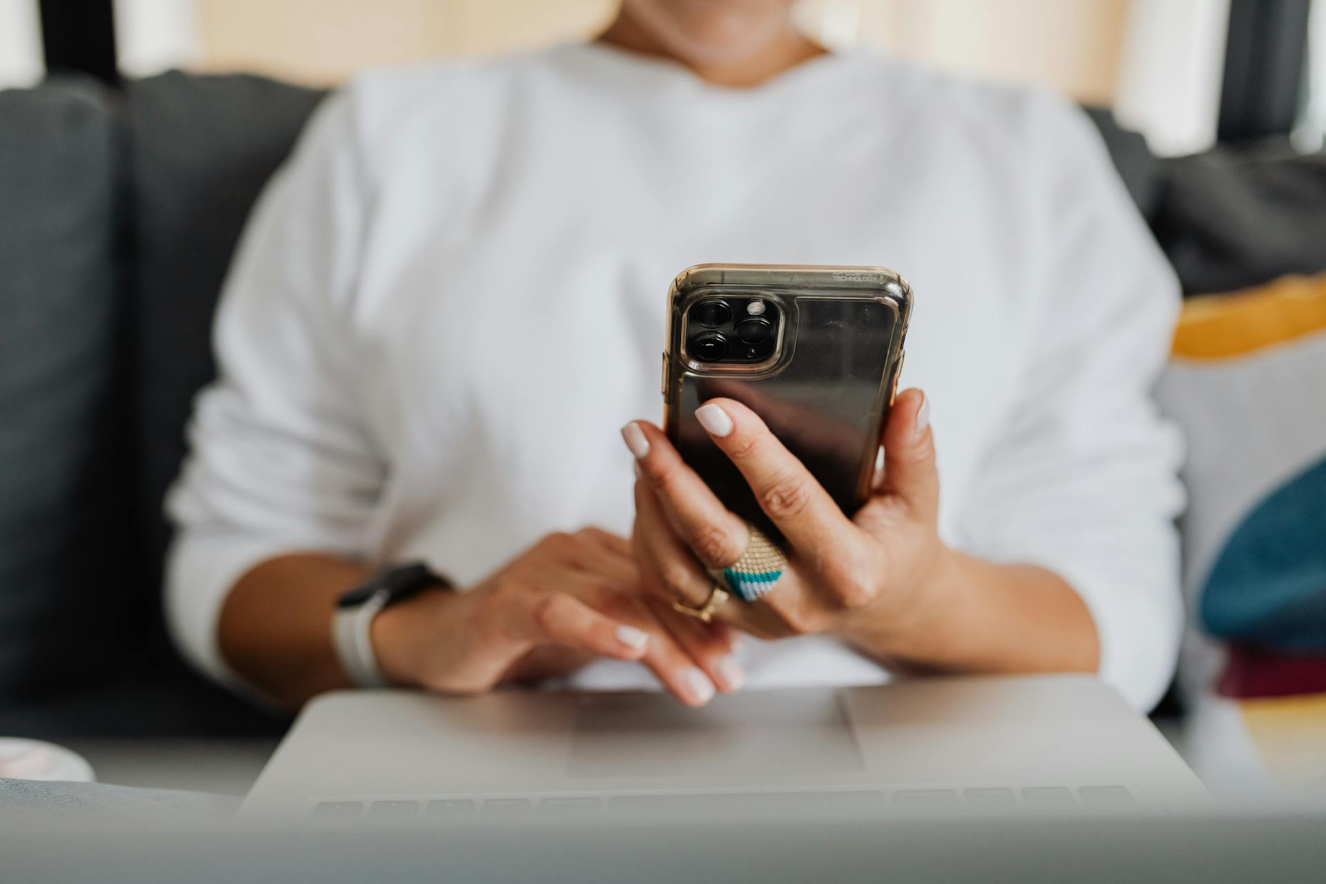 Una mujer usando su teléfono | Fuente: Pexels