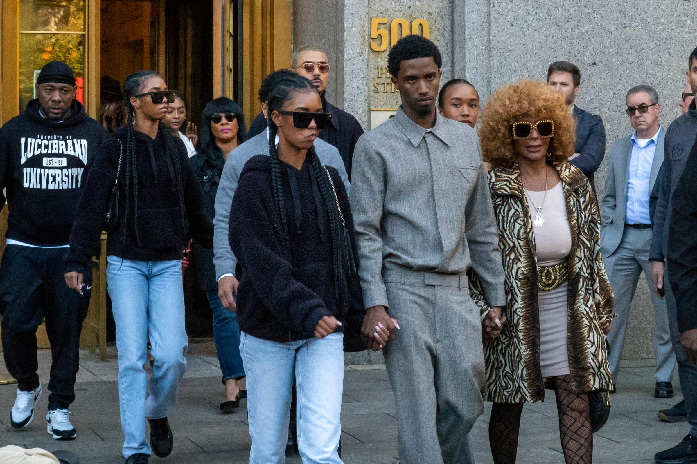 La familia Combs sale del Tribunal Federal del Distrito Sur de Nueva York tras una vista previa al juicio de Sean 'Diddy' Combs el 10 de octubre de 2024 | Fuente: Getty Images.