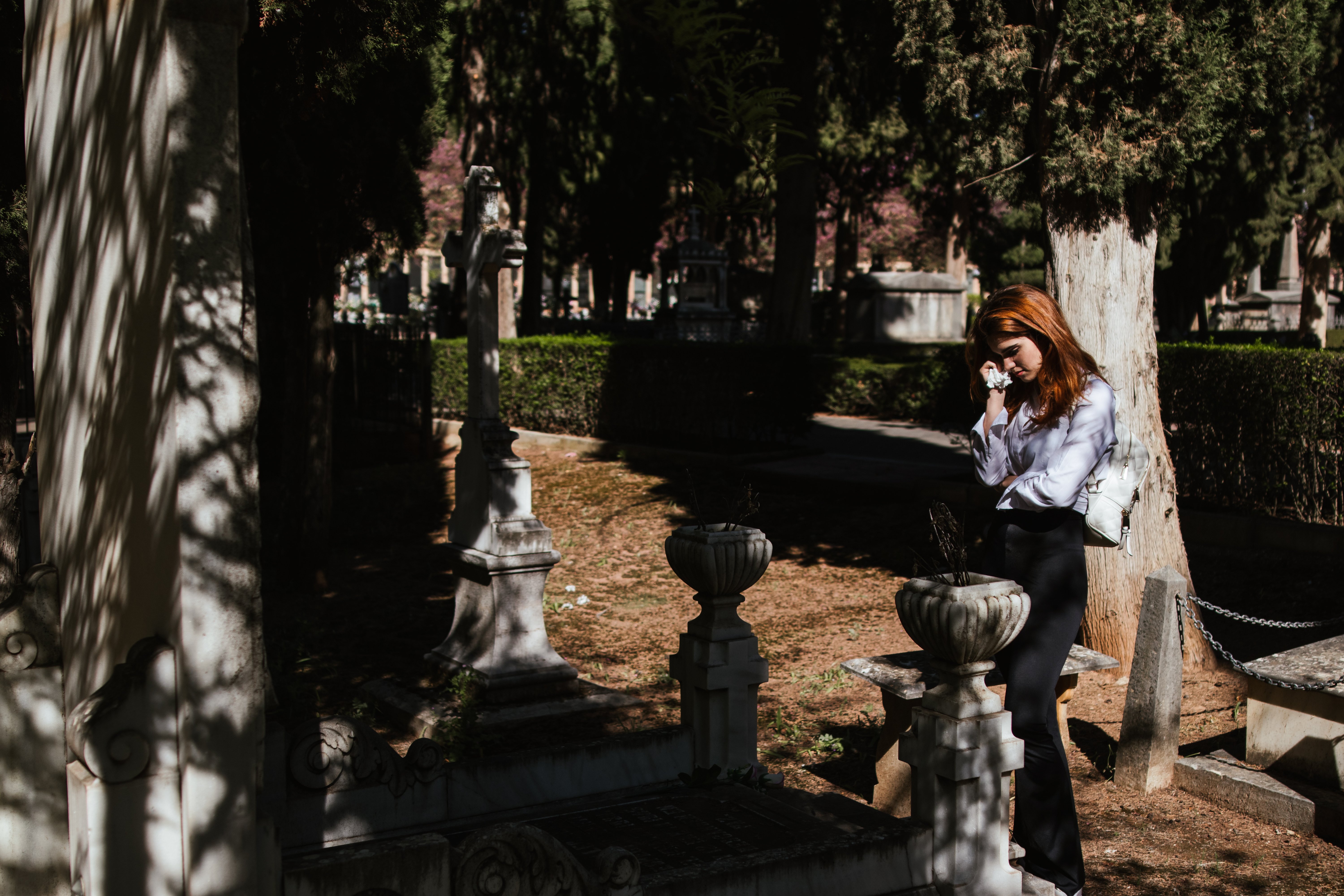 Joven mujer llorando en cementerio. | Foto: Shutterstock