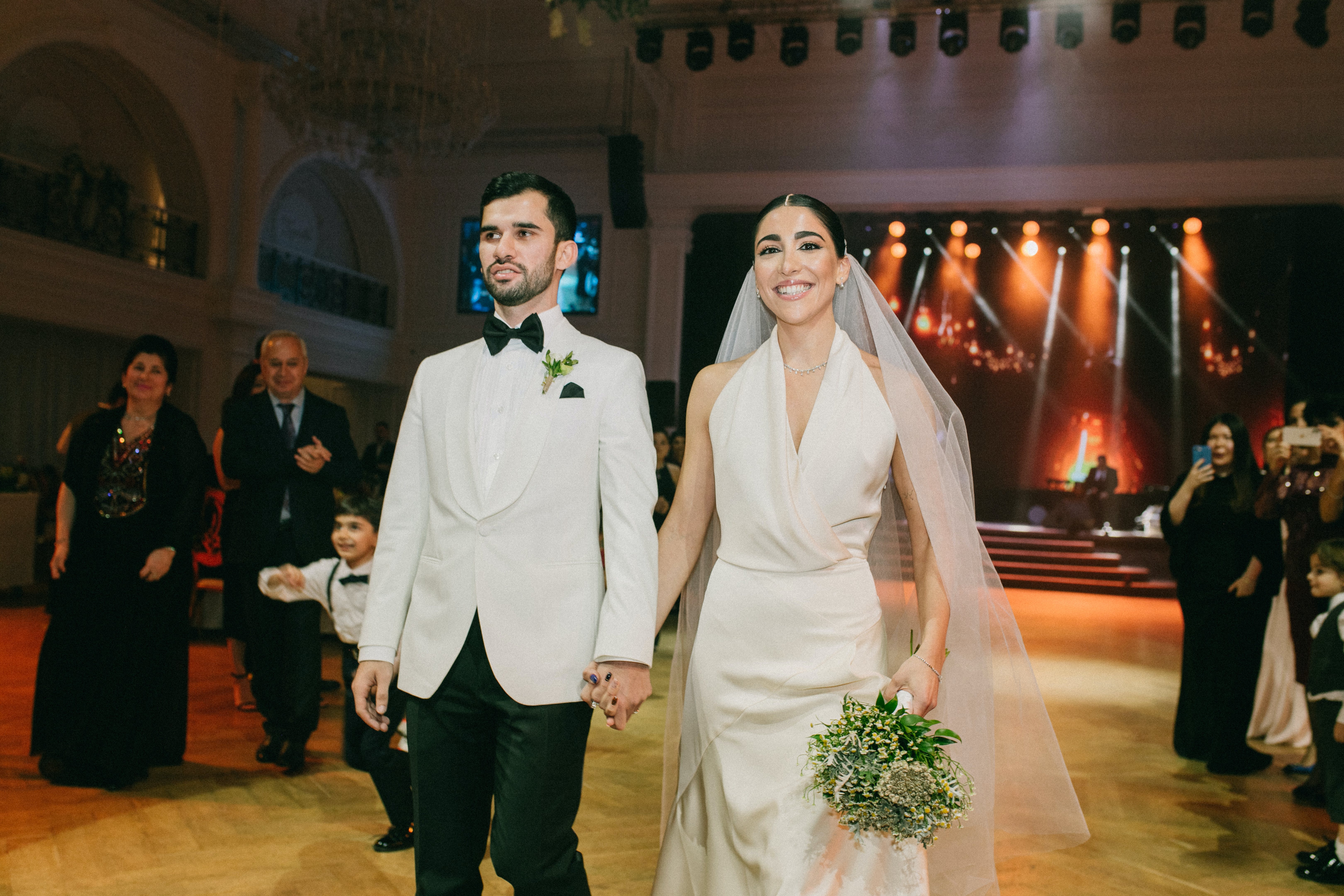 El novio y la novia caminando de la mano en el lugar de la boda | Foto: Pexels