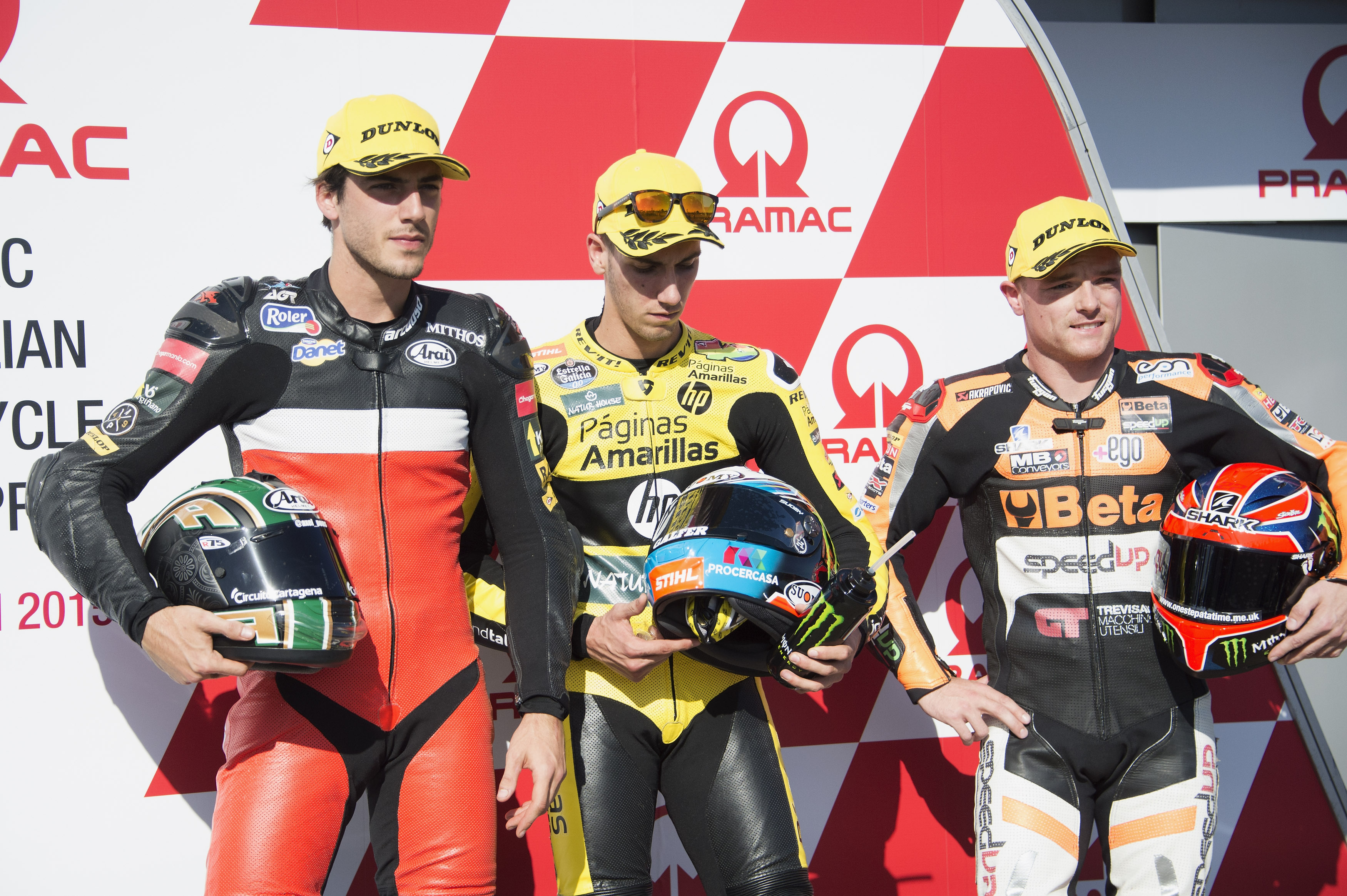 (De izquierda a derecha) Axel Pons, Alex Rins y Sam Lowes posan al final de la práctica de calificación para el MotoGP 2015 de Australia en Phillip Island Grand Prix Circuit el 17 de octubre de 2015 en Phillip Island, Australia. | Fuente: Getty Images