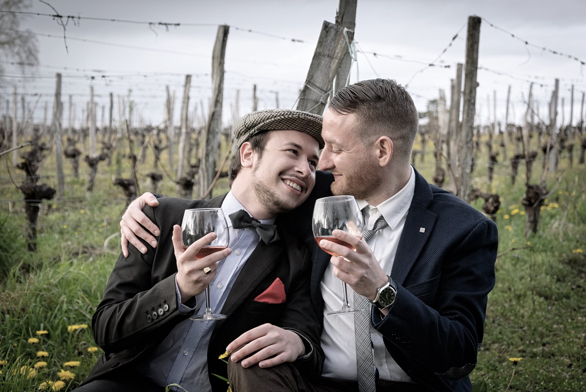 Dos jóvenes se abrazan mientras beben vino | Foto: Pexels