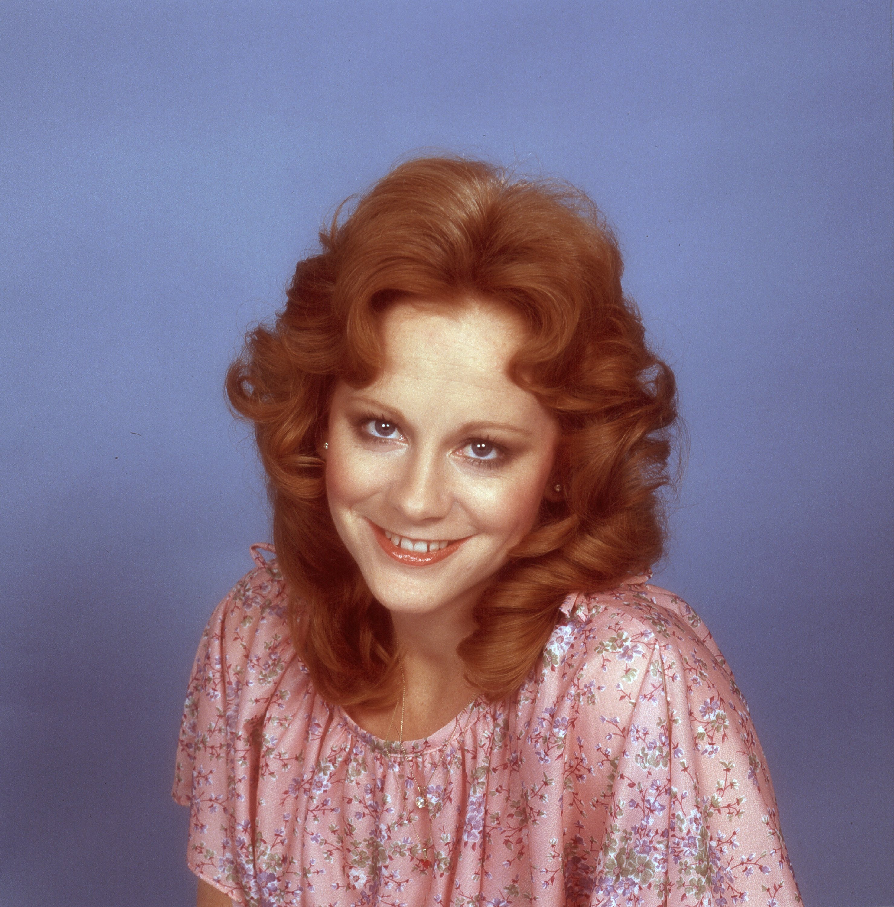 Reba McEntire posa para una sesión de retratos en Nashville, Tennessee, hacia 1976 | Fuente: Getty Images