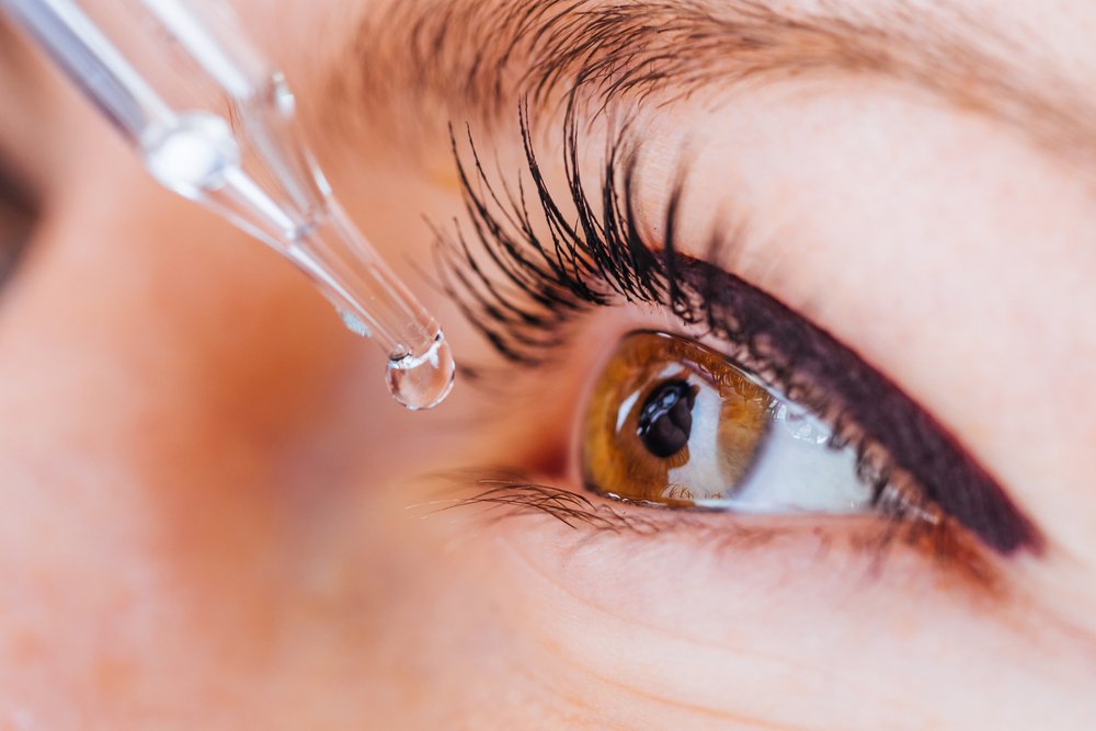 Mujer echándose una gota en el ojo. | Foto: Shutterstock