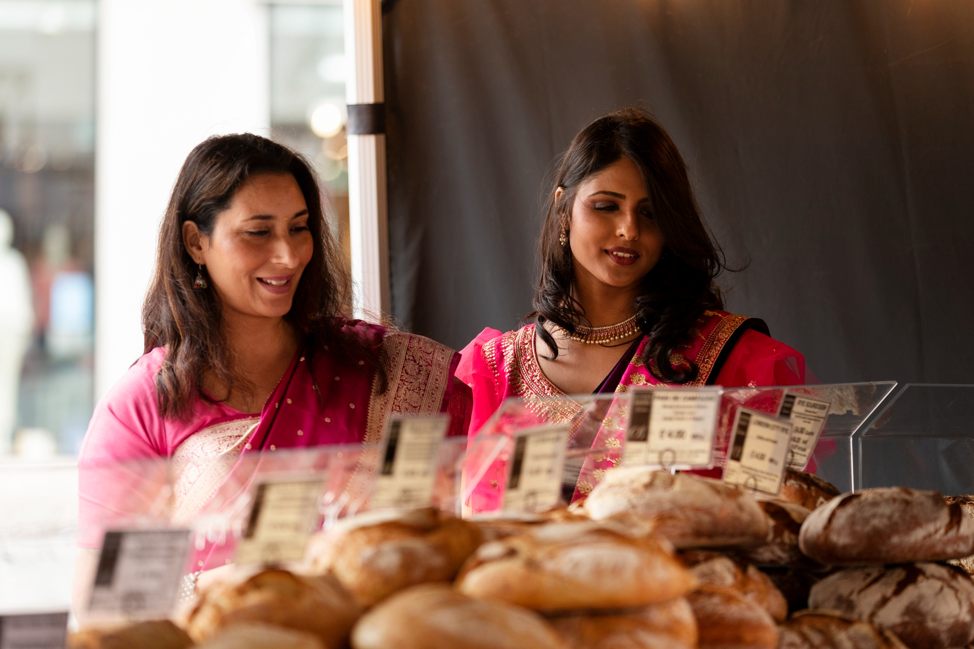 Dos mujeres en una panadería | Fuente: Freepik