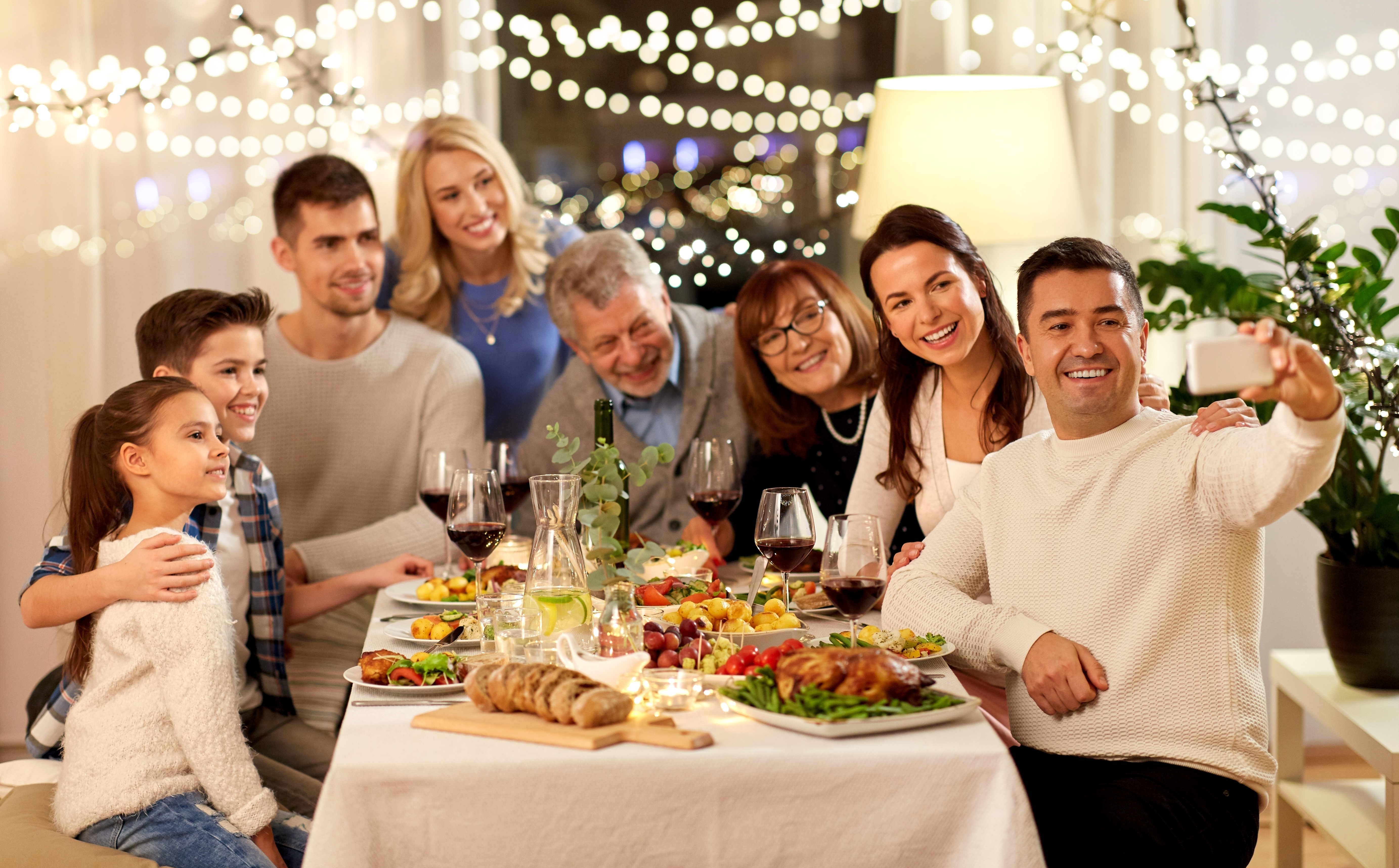 Una familia tomándose un selfie durante una cena de Navidad | Foto: Shutterstock