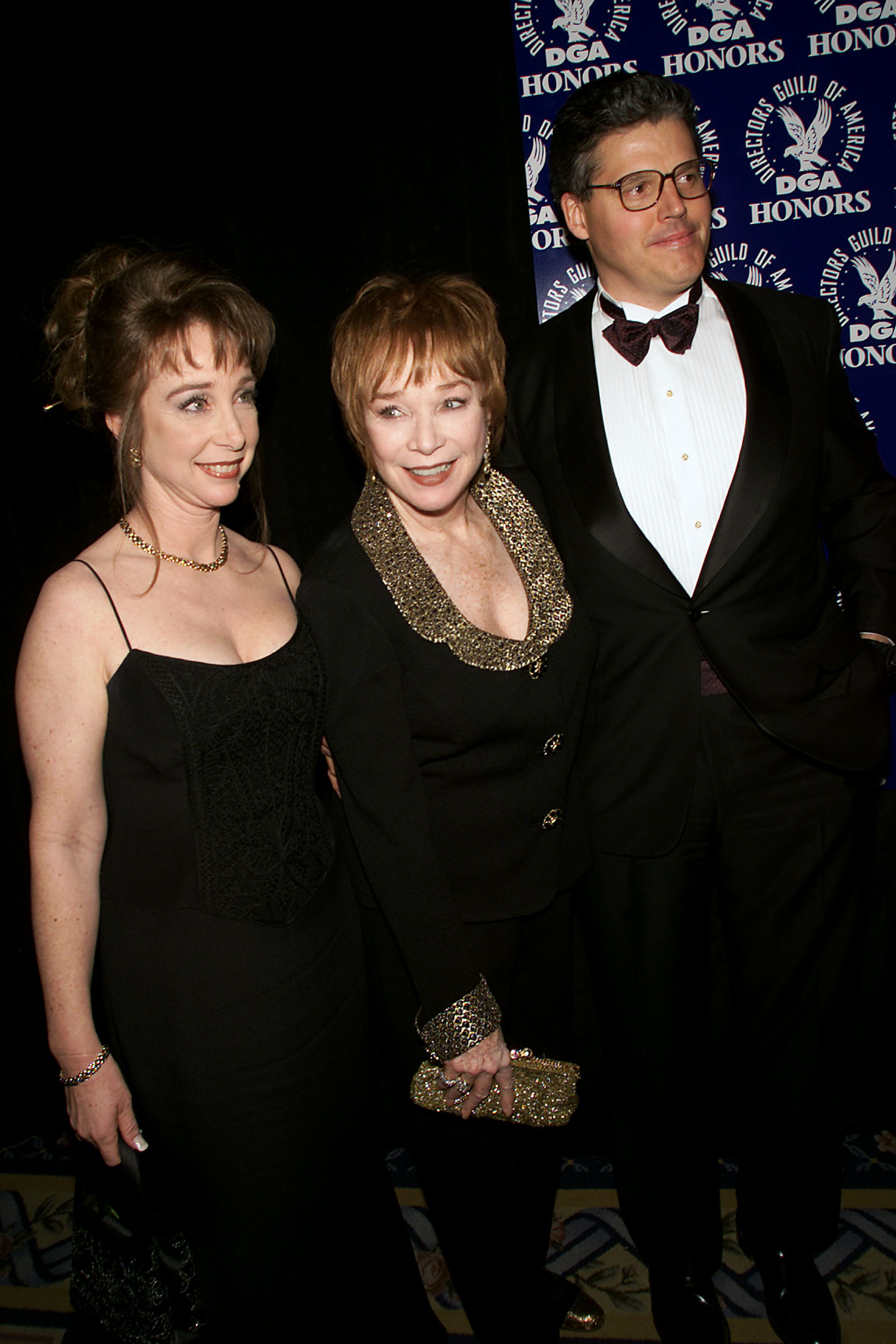 Sachi Parker, Shirley MacLaine y Frank Murray en la segunda gala anual de los Directors Guild of America Honors el 10 de diciembre de 2000, en Nueva York | Fuente: Getty Images