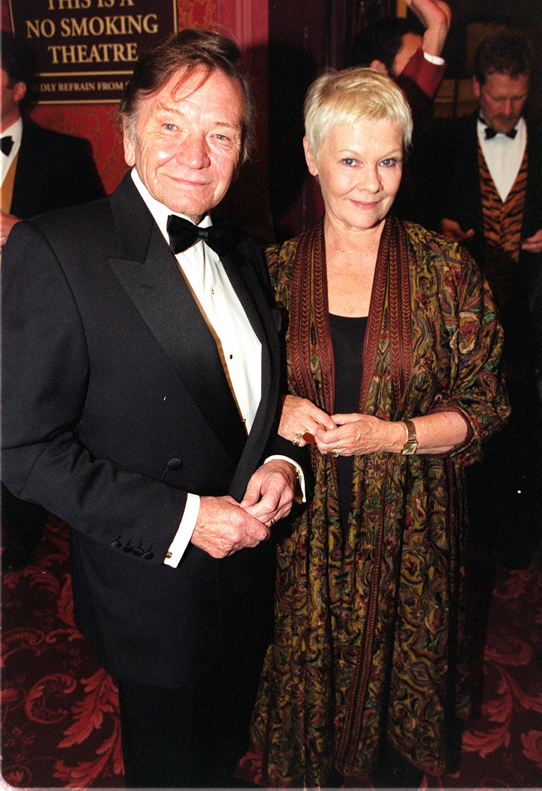 Michael Williams y Judi Dench en el estreno en Londres de "The Lion King" en Inglaterra en 1999 | Fuente: Getty Images