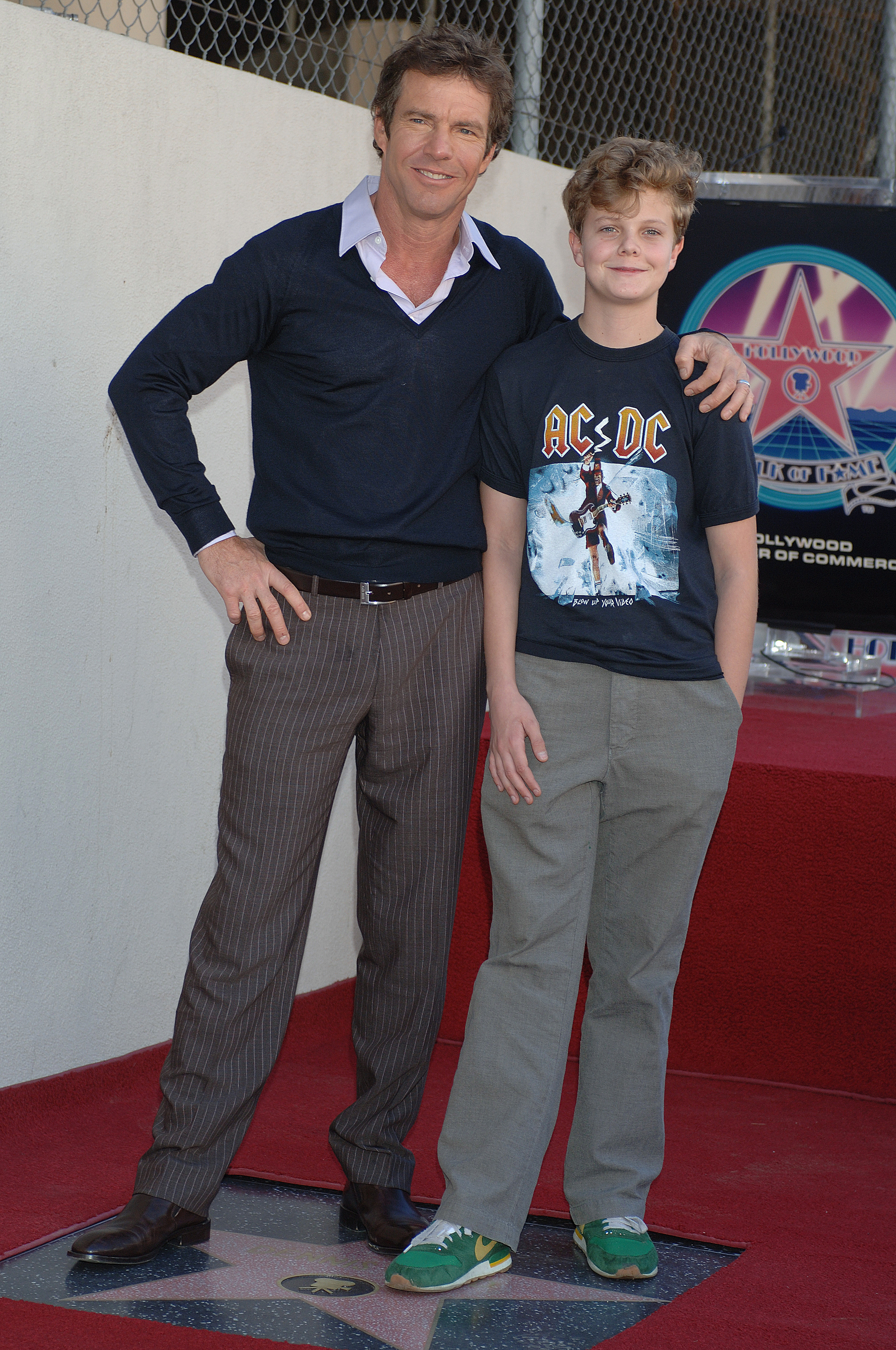 Dennis con su hijo Jack Quaid posan ante su nueva Estrella en el Paseo de la Fama de Hollywood el 16 de noviembre de 2005 | Fuente: Getty Images