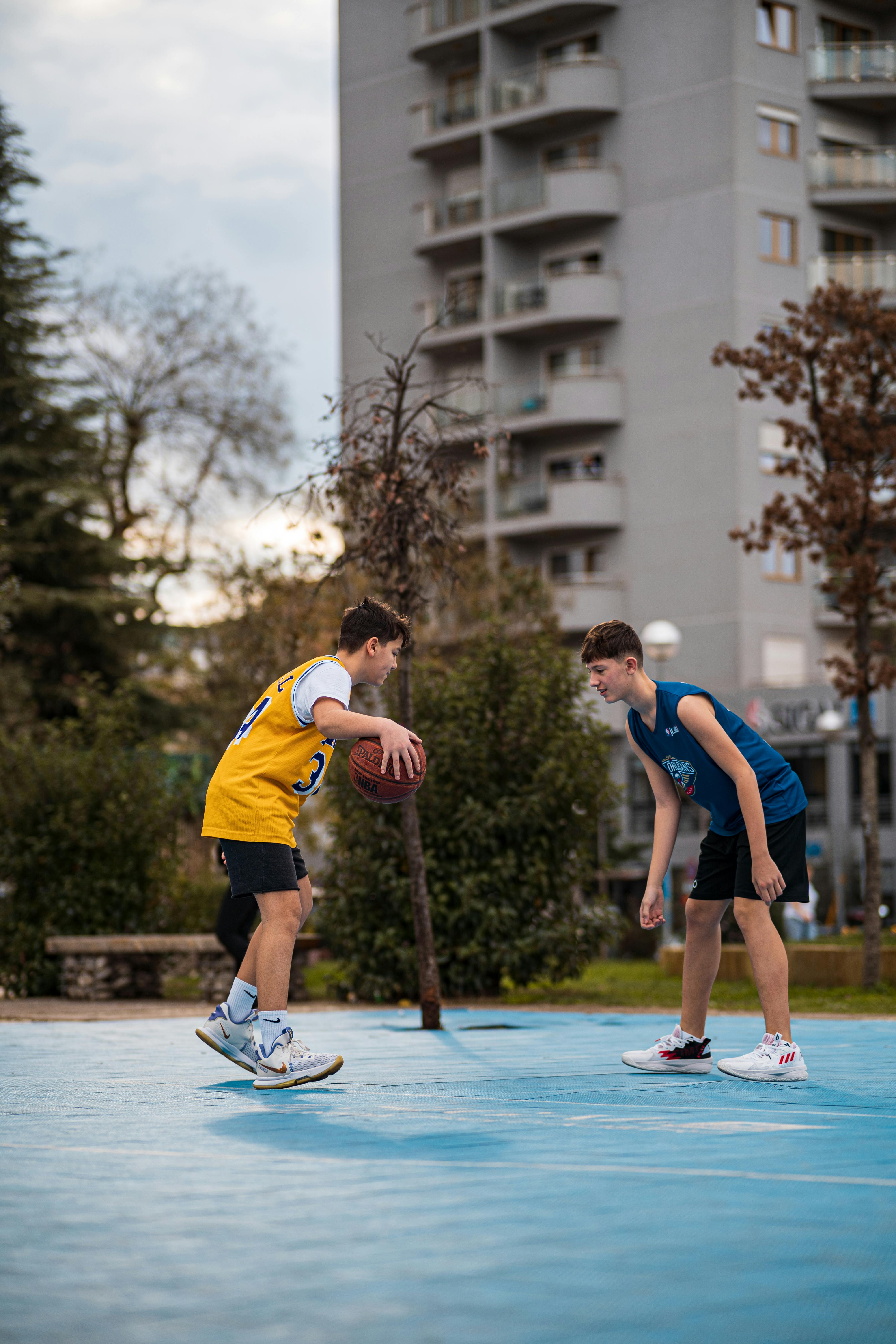 Dos adolescentes jugando al baloncesto | Fuente: Pexels