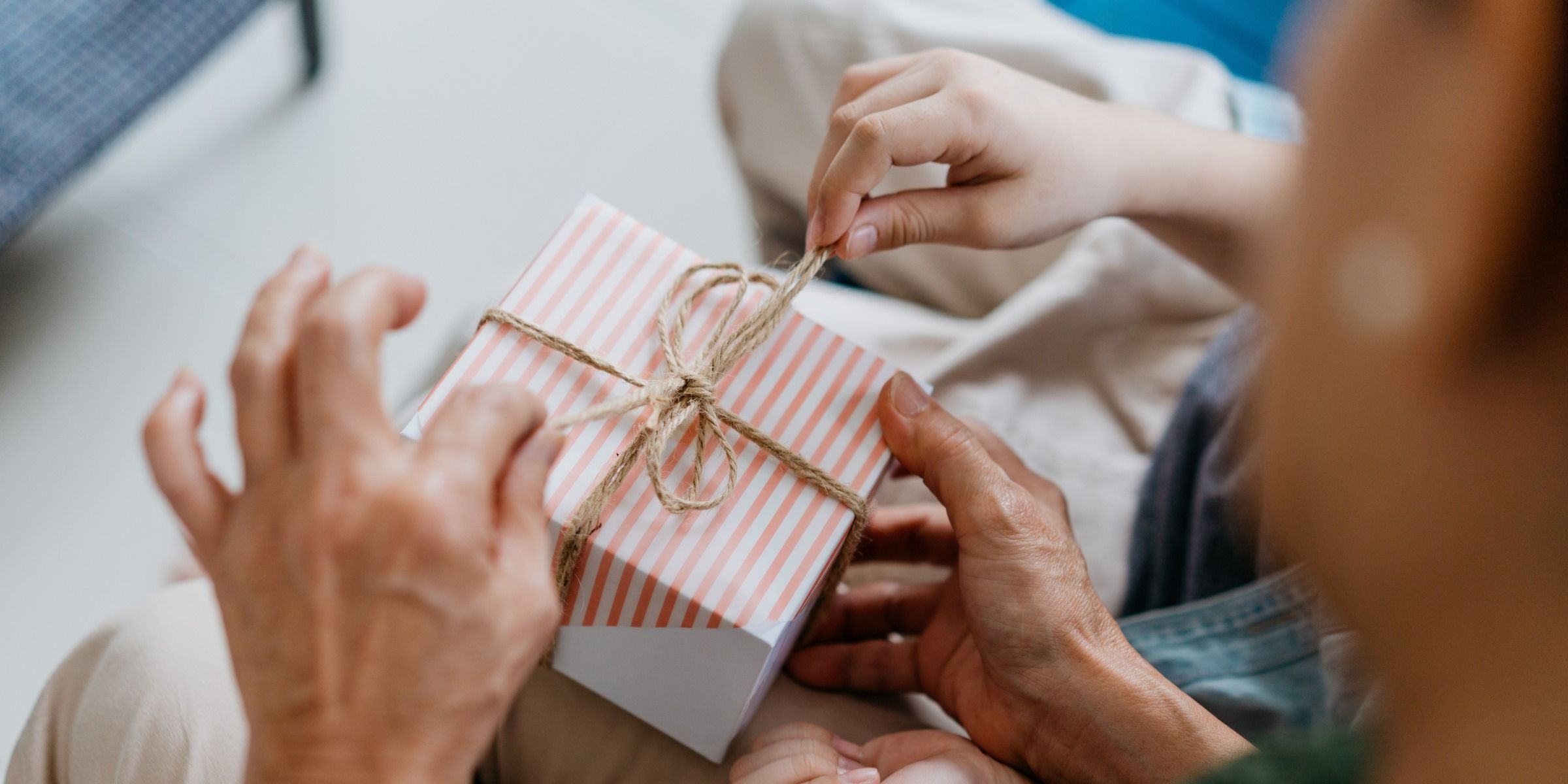 Una abuela y su nieto abriendo una caja de regalo | Fuente: Getty Images
