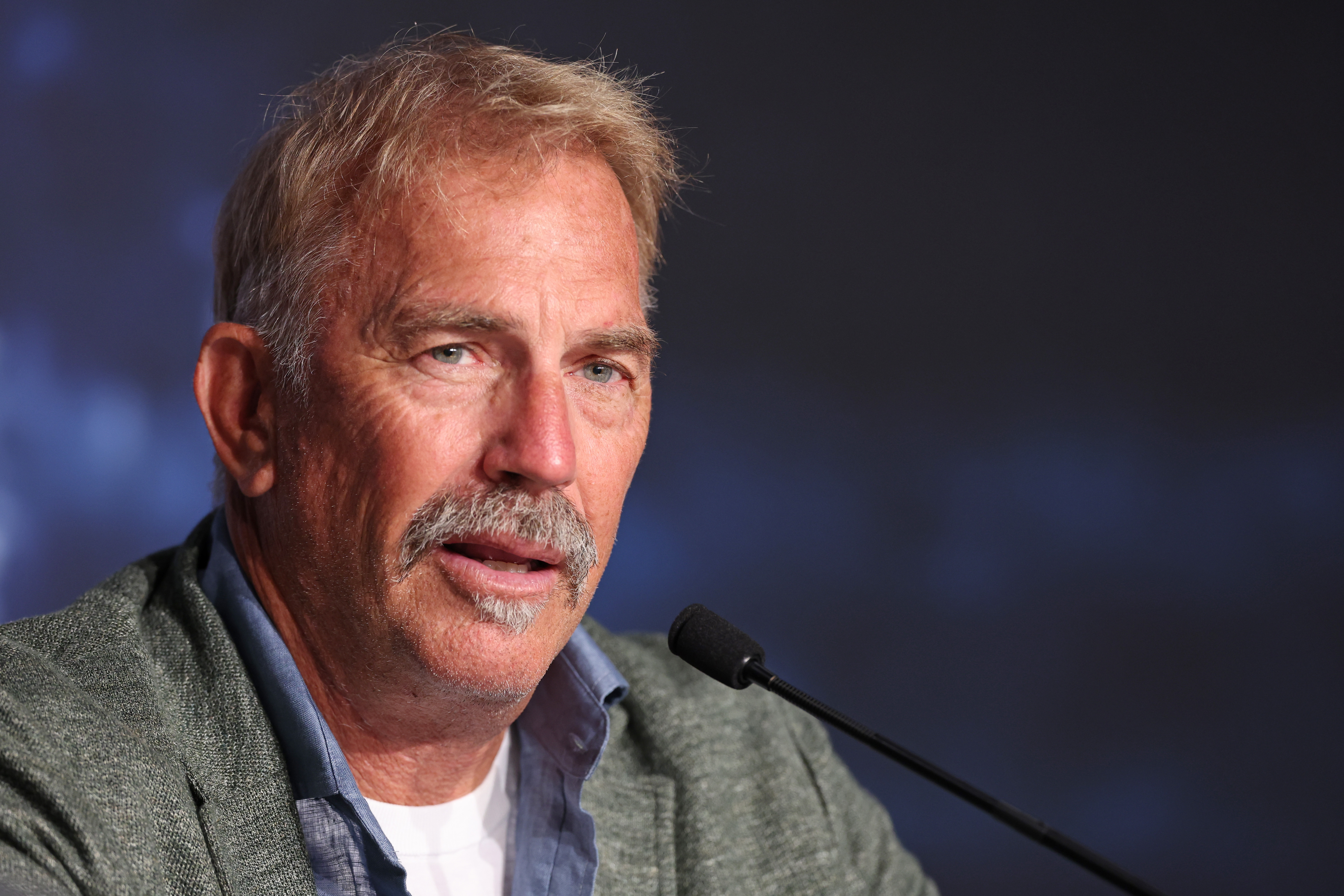 Kevin Costner asiste a la rueda de prensa de "Horizonte: Una saga americana" en la rueda de prensa de la 77ª edición del Festival de Cine de Cannes, el 20 de mayo de 2024, en Cannes, Francia. | Fuente: Getty Images