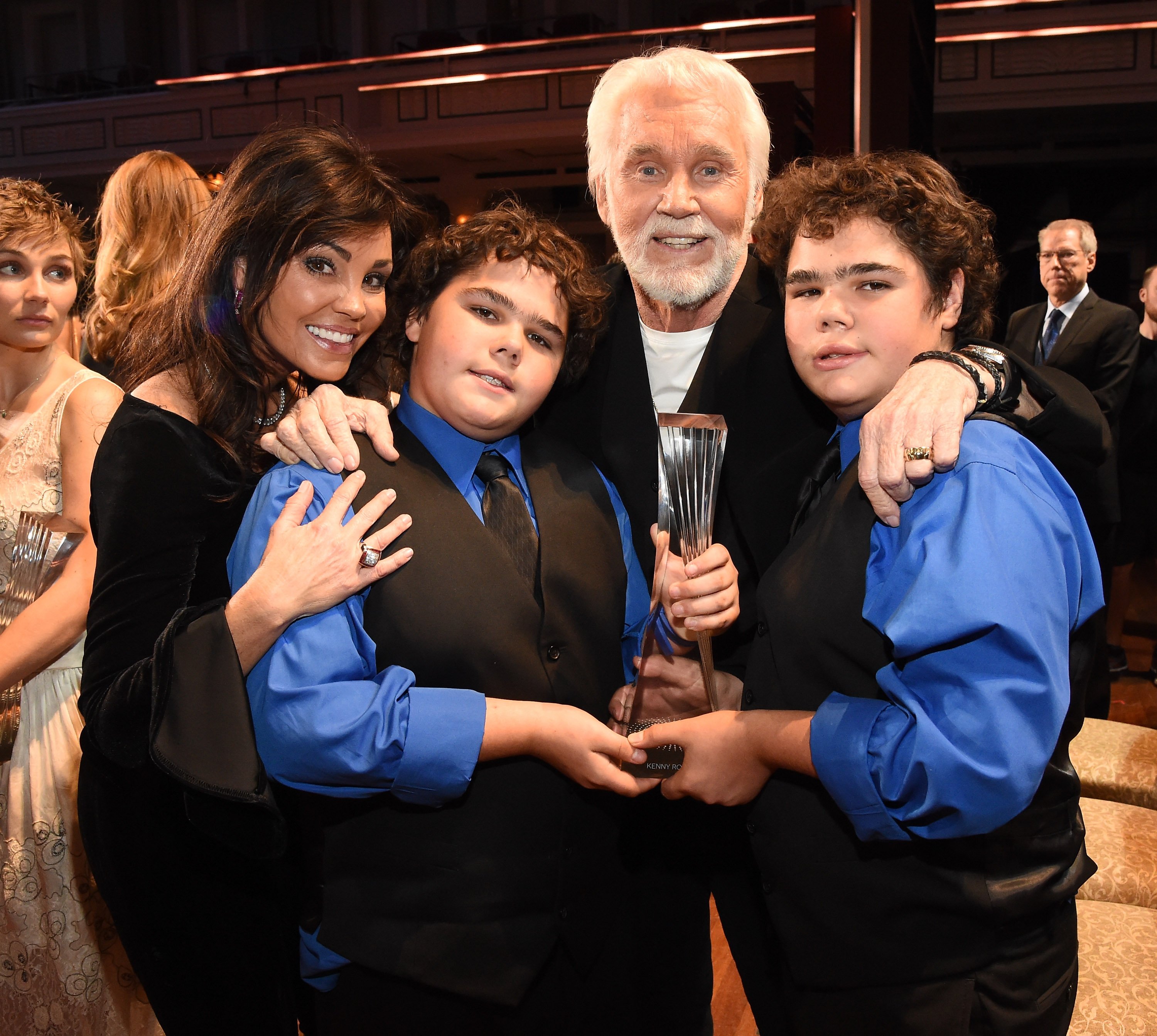 Wanda Miller y el homenajeado Kenny Rogers con sus hijos Justin y Jordan Rogers en los "Artistas del Año CMT" el 2 de diciembre de 2015, en Nashville, Tennessee. | Foto: Getty Images