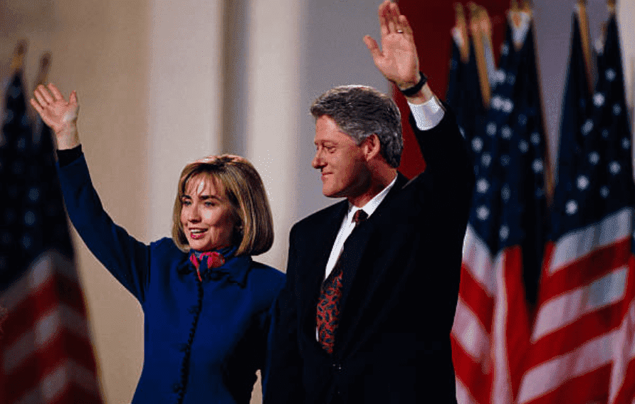 Bill Clinton y Hillary Clinton saludan a la multitud tras su victoria en las elecciones presidenciales de 1992. | Fuente: Ira Wyman/Sygma a través de Getty Images